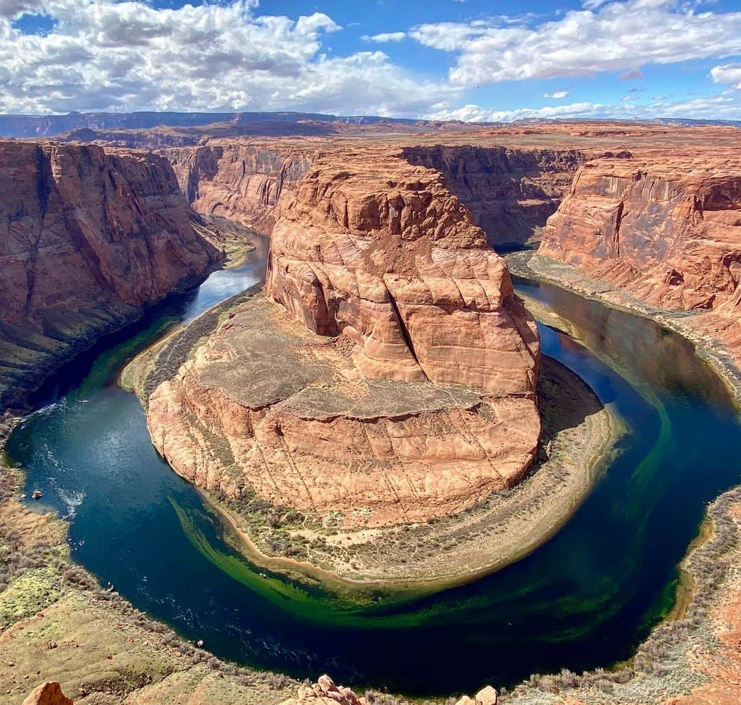 ダグラス・ラザノのインスタグラム：「Enjoyed our day of social distancing in Northern Arizona 🌵❤️ #horseshoebend #grandcanyon #arizona」