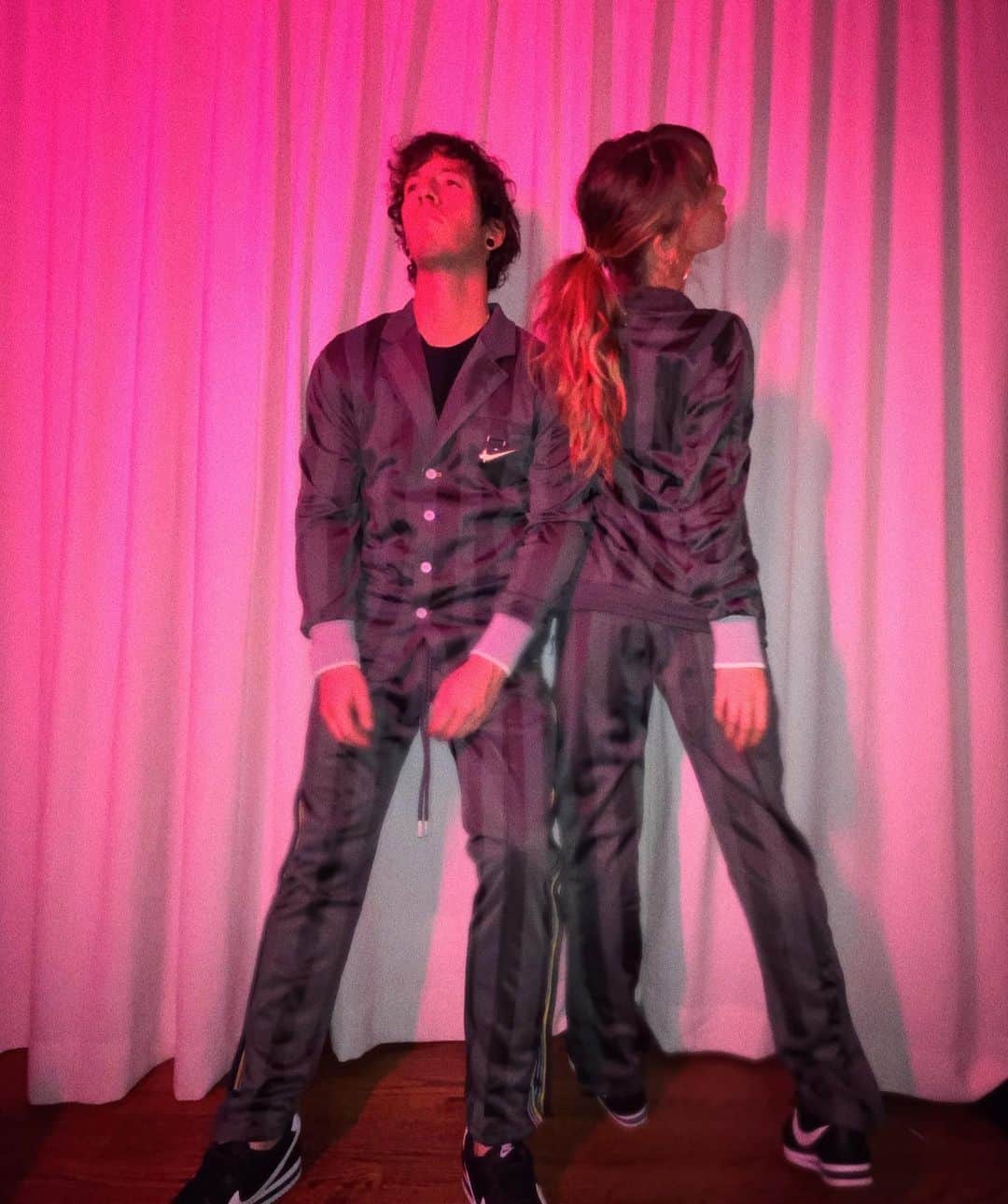 デビー・ライアンのインスタグラム：「we re-upped our swoosh game and turned the living room into a fort for The Distancing — I will be taking all my zoom calls from the fort, ty for your understanding」