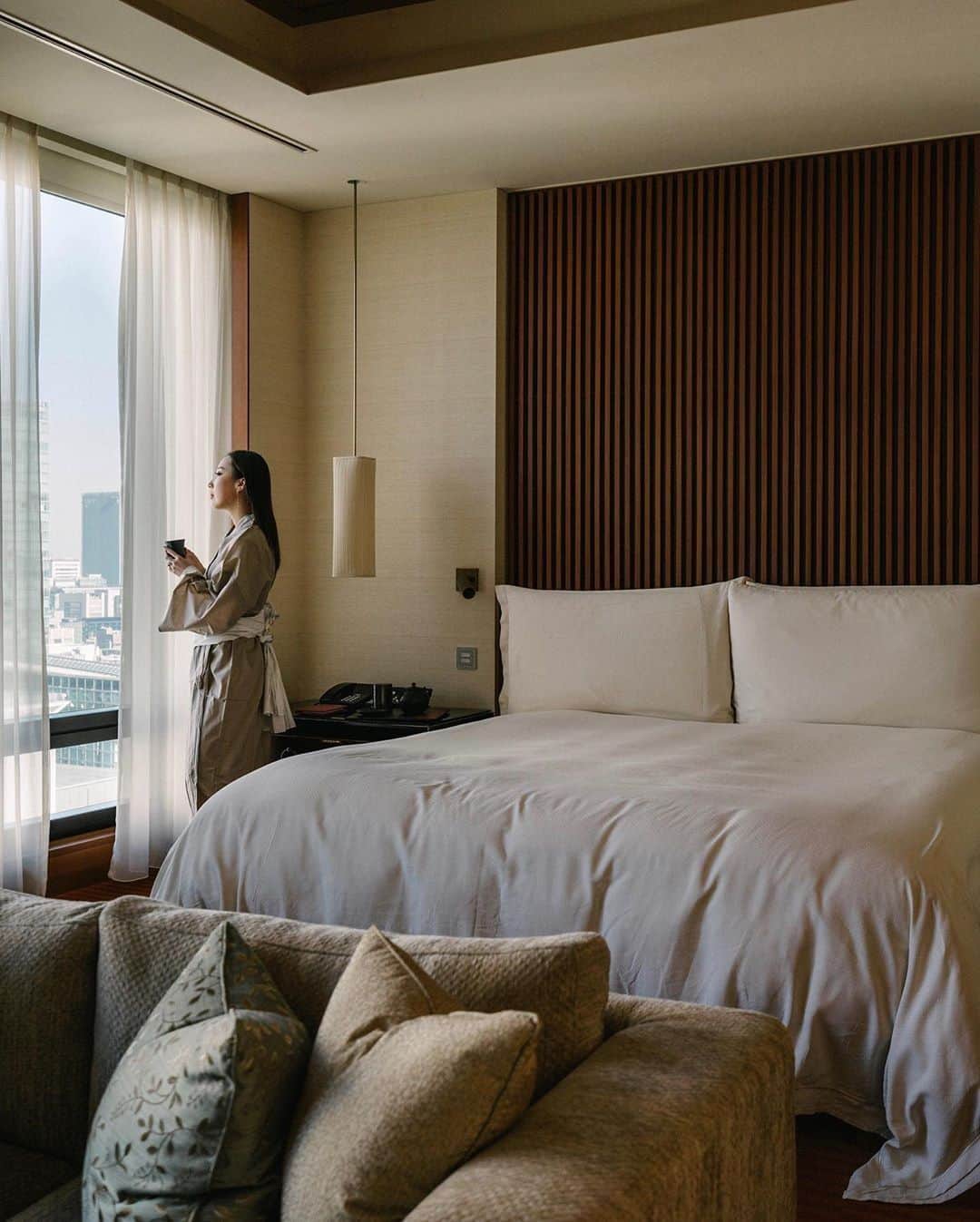 The Peninsula Tokyo/ザ・ペニンシュラ東京さんのインスタグラム写真 - (The Peninsula Tokyo/ザ・ペニンシュラ東京Instagram)「自然光がたっぷりと入り込む広々としたお部屋で外の景色を眺めながら朝の一息をついてみませんか。@eggcanvas、素敵な写真をシェアしてくださり、ありがとうございました。😊 #SundaySlowdown means enjoying a cup of tea while taking in the sights of the city from the comfort of your guestroom.  Thank you for sharing your #PenMoments, @eggcanvas! ⠀ ⠀ #ペニンシュラ東京 #thepeninsulatokyo #luxuryhotelexperience #luxuryexperience #hotellifestyle #fivestarservice #fivestarhotels #fivestarhotel #beautifulhotelrooms #travelers #beautifuldestinations」3月22日 9時36分 - thepeninsulatokyo