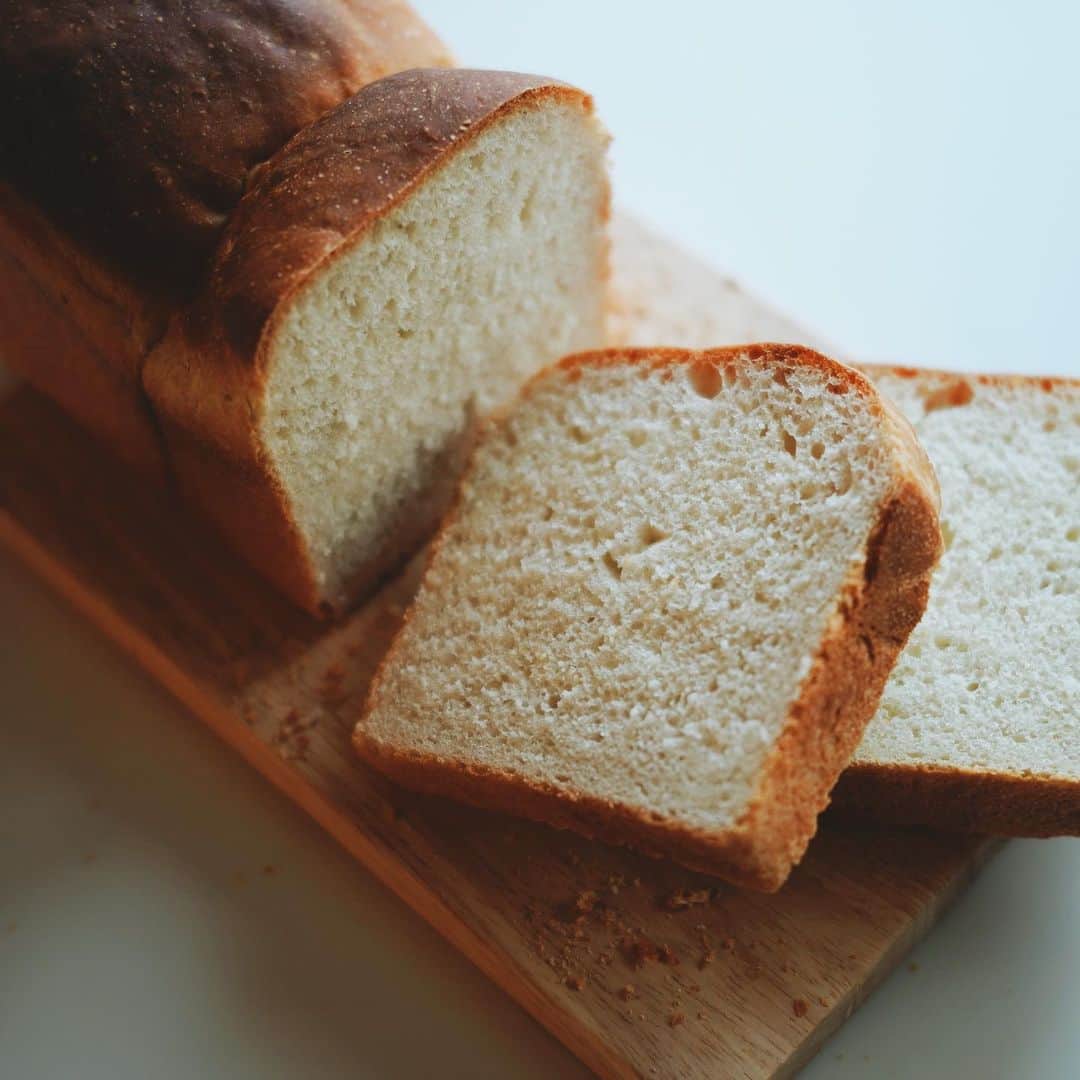 Takafumi Gotoのインスタグラム：「かなり久しぶりの #bakery510 。買ってからずっと未使用だったパン型を使って山食作ってみた🍞思ったより膨らまず、もうちょっと発酵必要だったかも。」