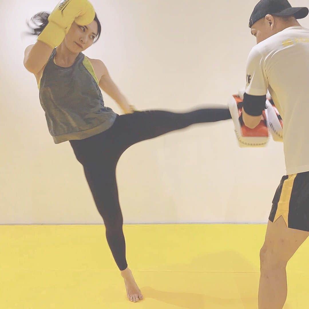 aya onoのインスタグラム：「人生初　#キックボクシング めちゃキツかった〜😭 いまだにふくらはぎ筋肉痛です…  @kickfit_by_zoomer  さんでお世話になっております  50分で汗が滝のように流れ出てきて 次の日腹筋も足も筋肉痛 こりゃキックボクシング痩せるわ〜と思いました😂  ただ痩せるだけじゃなくて ✔︎体幹も鍛えられるし ✔︎足首やふくらはぎもきゅっと細くなるだろうし ✔︎無酸素運動有酸素運動どちらも効率よくできる  なぜ今まで気になっていたのにはじめなかったのだろう… いやまだ遅くない💓  まだ1回目でヘナチョコだけど、上手くなりたいな〜 超強いパンチ🤜とキック💥放ちたい笑 頑張ります！！！ #キックボクシング女子#キックボクシング#名古屋キックボクシング#名古屋ジム#フィットネス#kickboxing#gym#gymgirl#kickfitbyzoomer#祖根寿麻#格闘技#格闘家#diet#ダイエット」