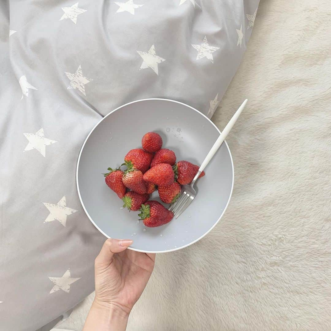 中瀬古ゆきなさんのインスタグラム写真 - (中瀬古ゆきなInstagram)「朝ごはん🍓🥣 ・ 旬のものを体に取り入れて、 元気いっぱいに💪☺️🧡 三連休最終日🌸 ・ #goodmorning #strawberry #photo」3月22日 10時01分 - yuch1129