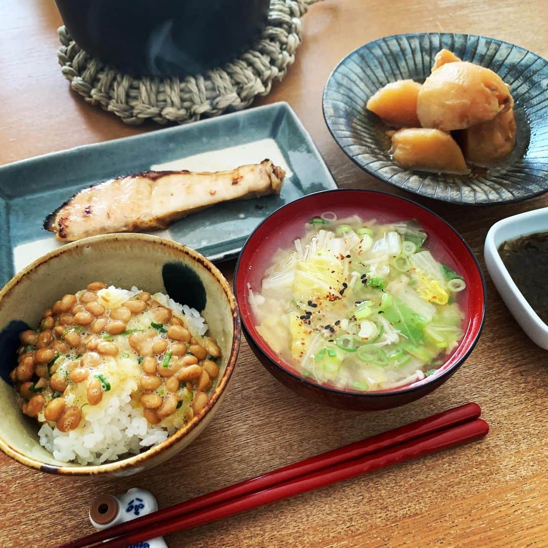 梅津有希子さんのインスタグラム写真 - (梅津有希子Instagram)「週末の和定食。白菜とえのきのみそ汁。煮干し、真昆布、干し椎茸のトリプルだし。納豆ごはんはコシヒカリ。野付の鮭、肉じゃが。和食ってほんとヘルシーなんだなぁということがよくわかる。油ほとんど使ってないもんなー。#だし #だし生活 #和定食 #washoku #煮干し #昆布 #干し椎茸」3月22日 10時29分 - y_umetsu