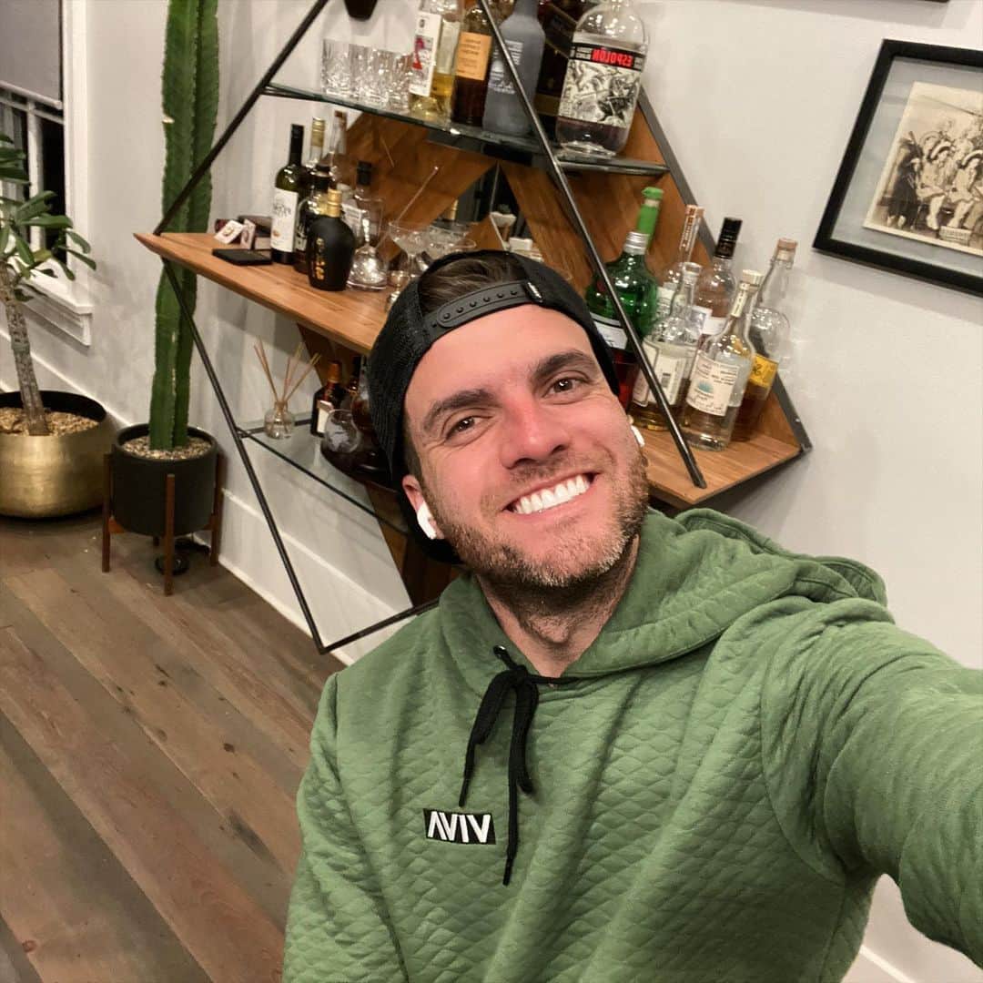 リアン・ドーソンのインスタグラム：「here, caught in the wild, we have a 32 year old man trying desperately to hang onto his smile in these trying times. keep it up ladies and gents, keep smiling and spreading love (from a distance).」