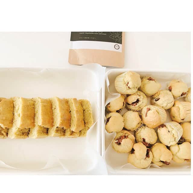 前田ゆかさんのインスタグラム写真 - (前田ゆかInstagram)「いつものお菓子作りに、 栄養をプラスして作ってみました♪  沖縄の無農薬長命草パウダー！  命薬(ぬちぐすい)と呼ばれる沖縄では長寿につながる薬草。女性にとっての鉄分、カルシウム、食物繊維の効果の高さも注目の植物なんです。  色はうすい抹茶、あじわいはよもぎのような風味で苦味なし。お菓子作りや飲み物にもプラスアルファの栄養素です。  今日は和のテイストで、小さなマフィンとパウンドケーキに餡子を作ったのでそれも一緒にプラスして、  いつもとは違うアレンジに✨  身体と心と肌がつながって喜ぶアイテム。 #長命草 #ナトハ #natoha #鉄分 #食物繊維 #カルシウム #無農薬 #添加物ゼロ #ハーブ #グルテンフリー #gultenfree」3月22日 11時03分 - maeyuka