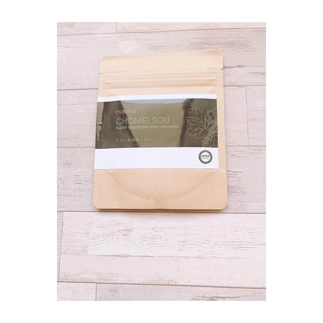 前田ゆかさんのインスタグラム写真 - (前田ゆかInstagram)「いつものお菓子作りに、 栄養をプラスして作ってみました♪  沖縄の無農薬長命草パウダー！  命薬(ぬちぐすい)と呼ばれる沖縄では長寿につながる薬草。女性にとっての鉄分、カルシウム、食物繊維の効果の高さも注目の植物なんです。  色はうすい抹茶、あじわいはよもぎのような風味で苦味なし。お菓子作りや飲み物にもプラスアルファの栄養素です。  今日は和のテイストで、小さなマフィンとパウンドケーキに餡子を作ったのでそれも一緒にプラスして、  いつもとは違うアレンジに✨  身体と心と肌がつながって喜ぶアイテム。 #長命草 #ナトハ #natoha #鉄分 #食物繊維 #カルシウム #無農薬 #添加物ゼロ #ハーブ #グルテンフリー #gultenfree」3月22日 11時03分 - maeyuka