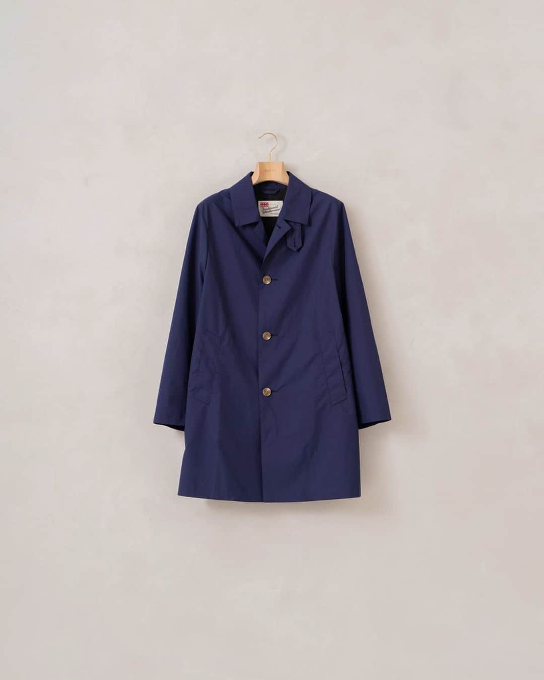 のインスタグラム：「【Traditional Weatherwear - Exclusive model - 】﻿ ﻿ 定番人気のモデルから特別感のある別注アイテムが登場！﻿ ﻿ 細身でシャープなシルエットのステンカラーコート「SELBY（セルビー）」は、そのシンプルなデザインでオンオフ問わずさまざまなシーンで活躍します。﻿ ﻿ 通常品の仕様とは異なり、脇下のベンチレーションの役割を果たすハトメをゴールドに変更し高級感をプラス。そして、部分配色となっている背裏部分をブラックで統一することで統一感が増し、全体を引き締める効果を発揮します。﻿ ﻿ 目に留まりにくい部分にまでこだわりの行き渡った一品となりました。﻿ ﻿ ﻿ Coat : 【T.W.W EX】¥29,000+tax﻿ No : 20020310910210﻿ ﻿ ﻿ ﻿ ﻿ ﻿ ﻿ ﻿ 【BAYCREW'S STORE 10% OFF CAMPAIGN】﻿ ﻿ この春大注目のアイテムも10%OFFでお買い求めいただける大変お得なセールを開催中!﻿ ﻿ ﻿ 開催期間：2020年 3月20日(金)～3月26日(木)﻿ ﻿ ﻿ 開催店舗 : EDIFICE TOKYO（渋谷店） ／池袋パルコ ／NEWoMan新宿 ／横浜ルミネ ／名古屋パルコ ／名古屋高島屋ゲートタワーモール ／京都 ／神戸 ／熊本 ／ Baycrew’s store﻿ ﻿ ﻿ ﻿ ﻿ ﻿ ﻿ ﻿ ﻿ ﻿ ﻿ ﻿ #edifice #soutiencallorcoat #exclusive #traditionalweatherwear #springcoat #cottoncoat #menscoat #businesscoat #basiccoat #mens #mensouter #mensfashion #mensstyle #menswear #businesstyle #wintercoat #winterfashion #エディフィス #ステンカラー #ステンカラーコート #トラディショナルウェザーウェア #コットンコート #メンズアウター」