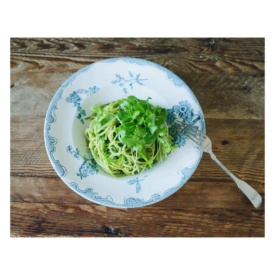 高山都さんのインスタグラム写真 - (高山都Instagram)「あったかいなーって窓開けて、掃除して、シーツも毛布も洗濯機入れて…待っている間に、大葉のジェノベーゼを作ってみた日曜日の朝。 スーパーで、10束入った1パック100円の大葉を2つ買ってあったんだよなー。 半田素麺茹でて水でしめて、冷静パスタ風に。 一緒にセリも茹でて和えて、姫三つ葉を飾って。 美味しいー！ほろ苦い春の味。 緑色綺麗だなーって、思わず見惚れてしまった。 #みやれゴハン　#おうちごはん　#時短 #大葉ジェノベーゼ」3月22日 11時23分 - miyare38