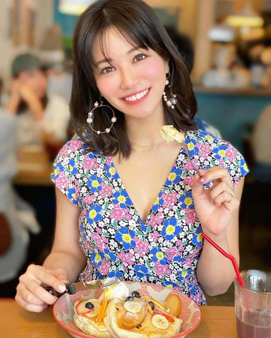 石井里奈さんのインスタグラム写真 - (石井里奈Instagram)「おはよん☀️ . 今日は里奈ログ@沖縄編第一弾✨ . 沖縄で今大人気の朝食☀️ C&C BREAKFAST🥞❤️ 大好きな絶品スフレパンケーキが食べれるお店なの 🥺🥺🍓 . 朝から並んでましたが並ぶ価値あり✨ ふわふわのパンケーキにリリコイソースとメープルシロップとたくさんのフルーツ🥭🍌✨ . 最高の朝の始まりです🙆‍♀️✨ 今日も一日頑張ってきます☀️ 皆さんの1日が素敵な一日になりますように✨ . #りなまるグルメ #グルメ #沖縄 #沖縄グルメ #沖縄旅行 #沖縄観光 #okinawa #パンケーキ #パンケーキ巡り #パンケーキ部 #pancake #hawaii #ハワイ #ハワイ旅行 #resort #リゾート #海 #sea #朝食 #モーニング #gm #morning #breakfast #candcbreakfast #フルーツ #fruit #果物 #国際通り #沖縄カフェ #グルメ女子」3月22日 11時23分 - ri7tin1025