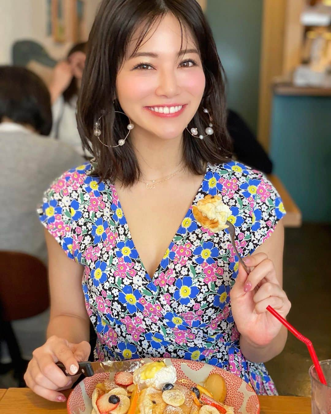 石井里奈さんのインスタグラム写真 - (石井里奈Instagram)「おはよん☀️ . 今日は里奈ログ@沖縄編第一弾✨ . 沖縄で今大人気の朝食☀️ C&C BREAKFAST🥞❤️ 大好きな絶品スフレパンケーキが食べれるお店なの 🥺🥺🍓 . 朝から並んでましたが並ぶ価値あり✨ ふわふわのパンケーキにリリコイソースとメープルシロップとたくさんのフルーツ🥭🍌✨ . 最高の朝の始まりです🙆‍♀️✨ 今日も一日頑張ってきます☀️ 皆さんの1日が素敵な一日になりますように✨ . #りなまるグルメ #グルメ #沖縄 #沖縄グルメ #沖縄旅行 #沖縄観光 #okinawa #パンケーキ #パンケーキ巡り #パンケーキ部 #pancake #hawaii #ハワイ #ハワイ旅行 #resort #リゾート #海 #sea #朝食 #モーニング #gm #morning #breakfast #candcbreakfast #フルーツ #fruit #果物 #国際通り #沖縄カフェ #グルメ女子」3月22日 11時23分 - ri7tin1025