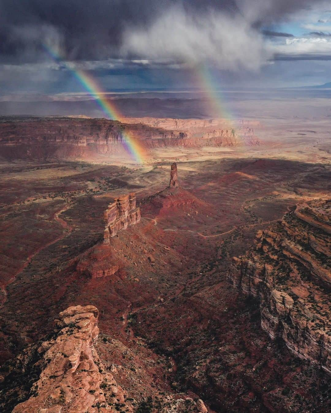 ナショナルジオグラフィックさんのインスタグラム写真 - (ナショナルジオグラフィックInstagram)「Photo by @renan_ozturk | Between storm and sun, a lucky moment of indescribable joy on location. May these lands never be mined, and recreation be managed carefully for generations to come. Wishing everyone all the best in this wild moment in time. Here’s to getting outside and finding bits of light and calm within the chaos.  Follow @renan_ozturk for more images of the Utah's sacred desert.  #utah #bearsearsheals」3月22日 11時40分 - natgeo