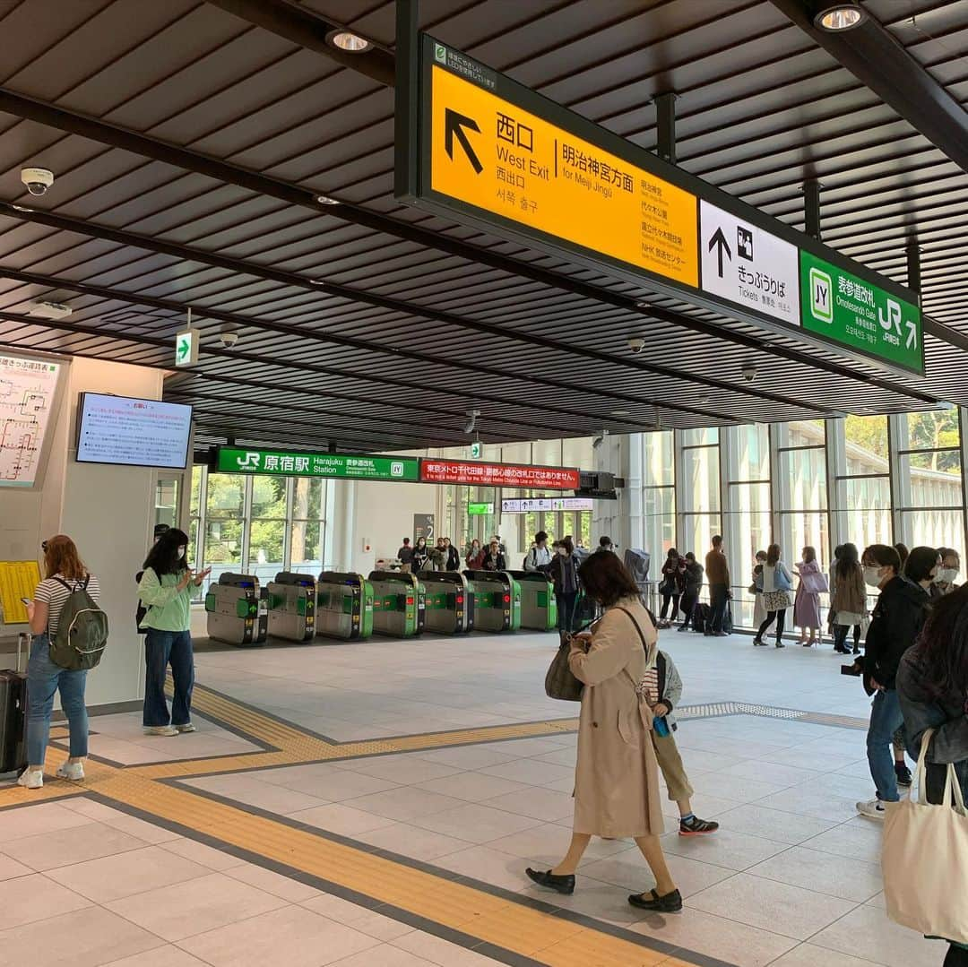 くろさんのインスタグラム写真 - (くろInstagram)「新しくなった原宿駅🚉 #原宿駅 #harajyukustation  #鉄ちゃんではない #都内で最も古い木造駅舎 #96年の歴史に幕 #JR東日本 #山手線 #明治神宮も目の前 #猿田彦珈琲もあるよ #猿田彦珈琲 8・9枚目は旧駅舎を投稿したのに何故か真っ黒…😢」3月22日 11時41分 - m6bmw