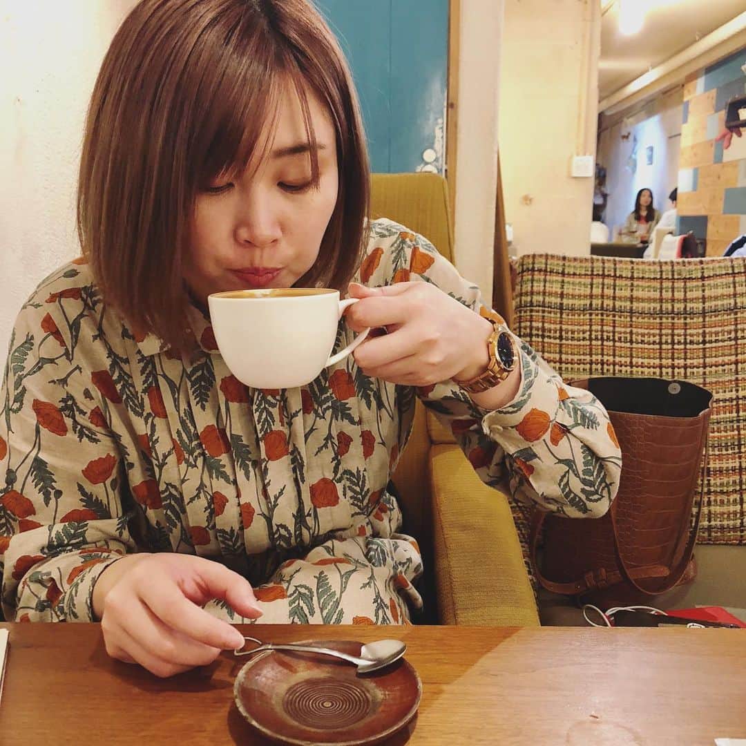下平夏奈さんのインスタグラム写真 - (下平夏奈Instagram)「カフェ巡りも趣味のひとつ☆  写真は新宿のとあるカフェ♩  わたしは、少し苦めの #カフェラテ を飲むと 脳がフル回転します！！笑  仕事前にはマストアイテム！！ みんなはいつも 何を飲んでスイッチ入れてますか？ : : #cafe #coffee #tea #カフェ巡り  #chocolate #sweets #東京  #dogcafe #doglover #dogfood #doglife #hair #bob #cap #onepiece  #denim #fashion #ootd #mag  #like #favorite #tokyo #happy」3月22日 11時43分 - kana0412.sss