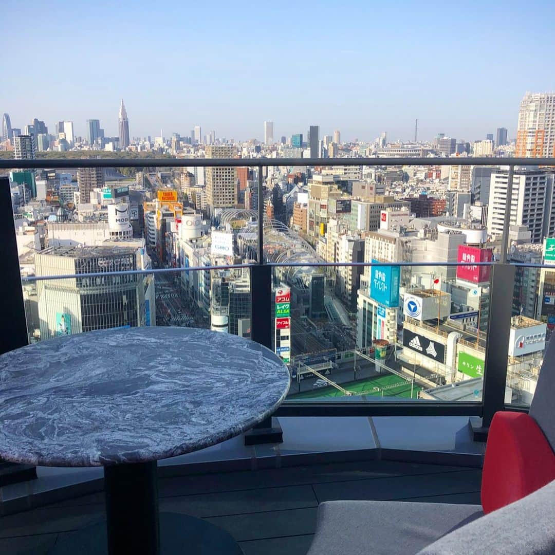 田中律子さんのインスタグラム写真 - (田中律子Instagram)「昼飲み🍾　@celavitokyo  渋谷の街を見下ろしながら、シャンパン🥂とワイン🍷と美味しいご飯と大好きな友達と🤩 オープンテラスで太陽🌞と風と、ホント気持ち良かった😍 大ちゃん、たっこ、志保ちゃんありがとうー🙏  #celavitokyo  #lunch  #昼飲み  #テラス  #いい季節  #しこたま飲んだ  #jsya #コロナに負けるな」3月22日 11時43分 - ri2kotanaka