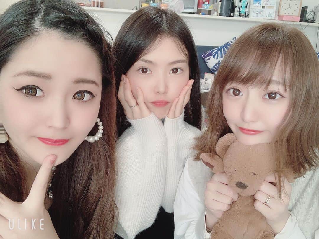 東なつ紀のインスタグラム：「ゆりなおめでとうの会♡ さらちゃん、おっきくなってた💓写真必死😂笑笑 えりこともテレビ電話📞ちゃんと母してた🤱！ あんなに若かったのに気づいたらもう私以外人妻、2人は母！♡ 孫できても集まってるんやろうなぁ🥺💓 つぎはえりもん🐌♡ #最後の写真たぶん高校2年生」