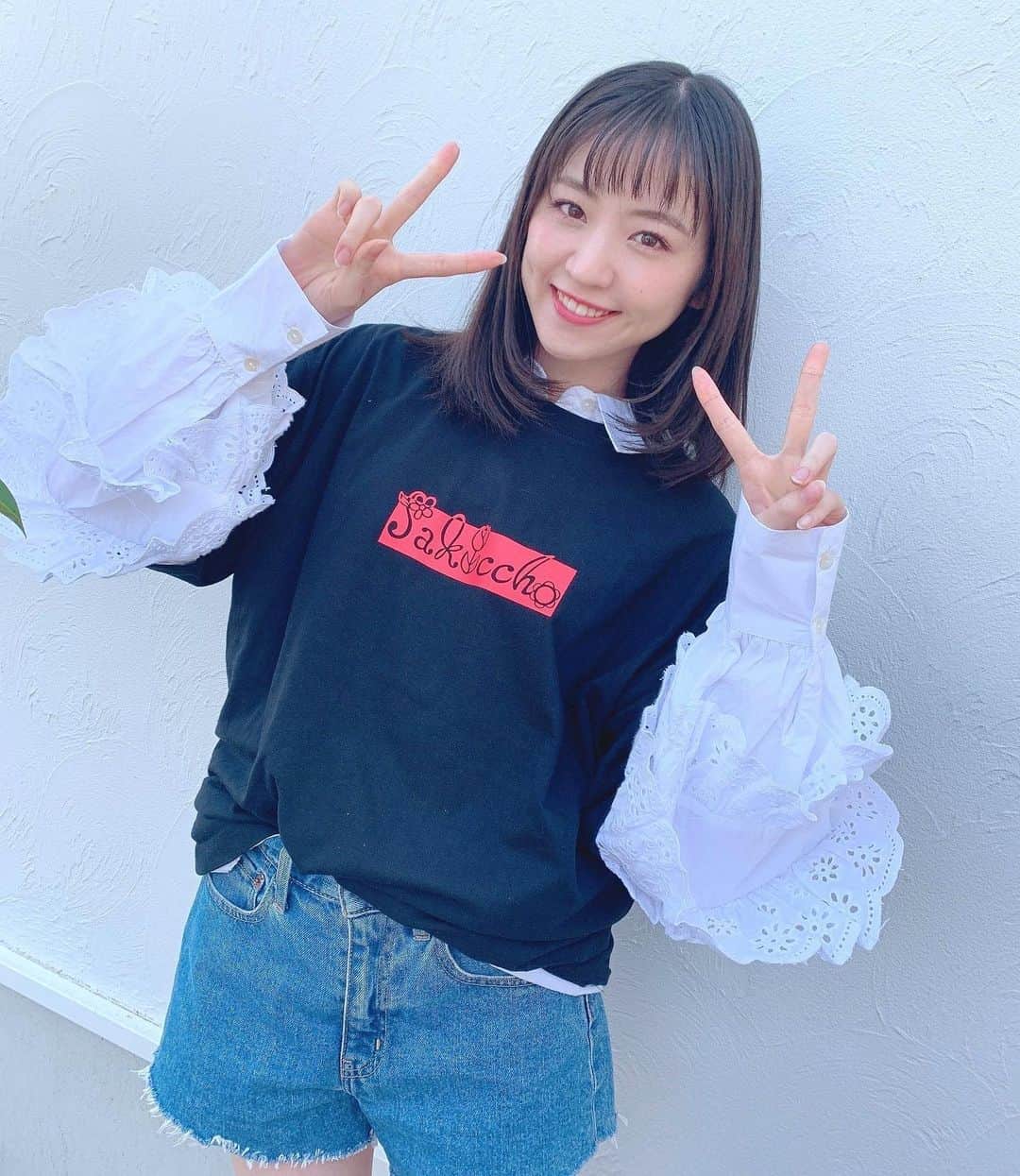 船岡咲のインスタグラム：「・﻿ ・﻿ ﻿ ○﻿ ﻿ ﻿ 生誕祭Tシャツ完成しました♥️﻿ ﻿ 今年は男女問わず、﻿ おしゃれに着られるように﻿ "SAKICCHO" ロゴTにしました🖤﻿ ﻿ カラーは赤×黒﻿ サイズはXL(1サイズ)﻿ ﻿ ﻿ 男性は余裕で着られます。﻿ ﻿ 女の子が着るとだぼだぼです。﻿ が、船岡のように中に1枚入れたり﻿ ワンピースみたいに着られて可愛いよ♥︎﻿ ﻿ ぜひ生誕祭でgetしてね♥︎﻿ ﻿ onelily.themedia.jp/posts/7931048/﻿ ﻿ ﻿ デザイン:イラストレーターひびうさみさん」