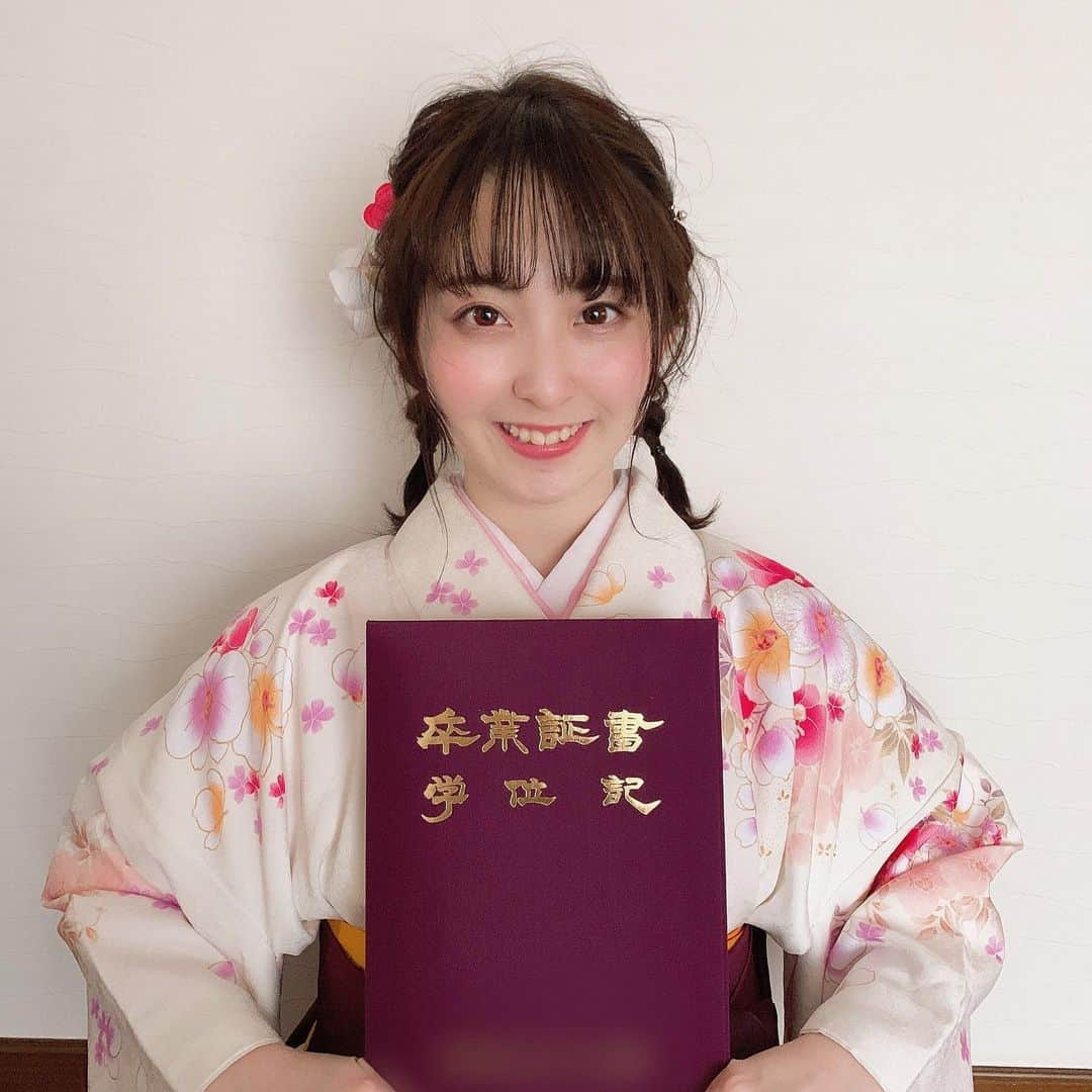 白井真緒さんのインスタグラム写真 - (白井真緒Instagram)「無事に卒業しました🎓﻿ 学校に仕事にとても充実した学生生活を送ることができました。﻿ ﻿ いつも応援してくださっている皆さんこれからもこんな私ですが応援宜しくお願いします🥺﻿ ﻿ ﻿ #卒業 #卒業式 #袴 #京都着物友禅 さん #袴ヘア #袴ヘアアレンジ #和装 #女子大生」3月22日 11時44分 - kohaku_shirai_official