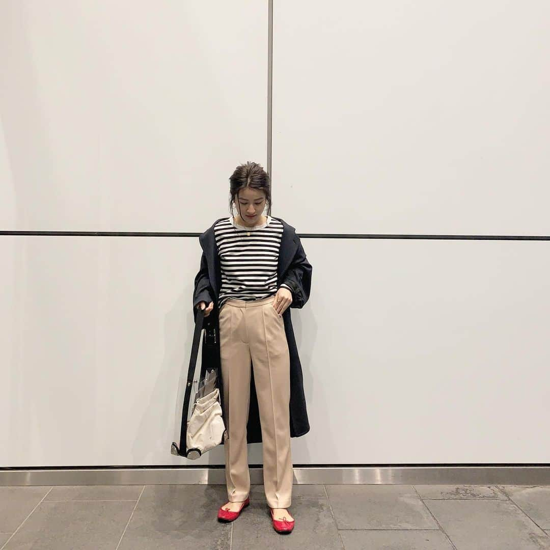 中瀬古ゆきなさんのインスタグラム写真 - (中瀬古ゆきなInstagram)「カジュアルday🍊🇫🇷✨ ・ tops : @agnesb_officiel  pants : @akte_official  outer : @balenciaga  bag : @ajew_official  shoes : @repetto_japan ✨ ・ ボーダーにベージュ、赤い靴って フレンチなイメージ☺️ ずっと気になっていたAKTEのジャージーパンツ、 本当に履きやすさ抜群で楽〜🤣❣️ センタープレスで脚がまっすぐにみえるし最高💕🎵 ・ #fashion #code #coordinate #ootd #outfit #pants #border #reppeto #akte #アクテ」3月22日 12時06分 - yuch1129