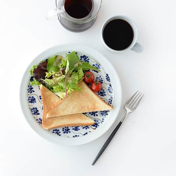 北欧、暮らしの道具店さんのインスタグラム写真 - (北欧、暮らしの道具店Instagram)「朝食から夕食まで。普段の料理にこそ合わせたい、和のうつわ。 . - - - - - - - - - - - - 小花柄がかわいい！ 当店スタッフの愛用率も高い、 「瀬戸焼」のプレート。 . 朝食のプレートから和食、 デザートのケーキや、サラダなどなど なんでも受け止めてくれる 頼もしい器なんです◎  どんな料理とも相性がよく 柄ものですが食卓に馴染みやすいのも うれしいポイント。 一枚あるだけで、食卓がパッと華やぎます。  新生活に向けて、お皿を一枚 新調するだけでも 気持ちをリフレッシュさせてくれますよ♪ . - - - - - - - - - - - - 瀬戸焼/藍色花模様/プレート(17cm・24cm) . ▶お買いものは写真内のタグをタップ！　またはプロフィールのリンクからどうぞ→@hokuoh_kurashi . #kitchen#kitchendesign#kitchenware#food#foodstagram#瀬戸焼#焼き物#お皿#キッチン#キッチン雑貨#食器#お皿#台所#ごはん#朝ごはん#ランチ#夜ごはん#ディナー#料理#シンプル#シンプルライフ#シンプルデザイン#暮らしを楽しむ#日々の暮らし#北欧#暮らし#北欧暮らしの道具店」3月22日 12時00分 - hokuoh_kurashi