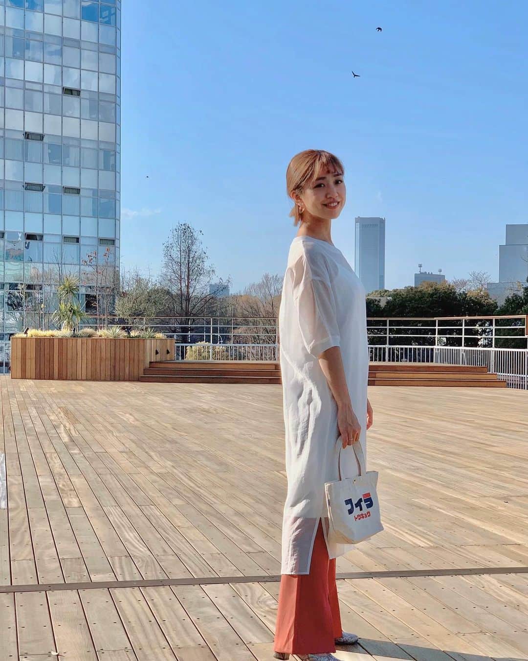 本橋優華のインスタグラム：「春だぁあ！ 恒例の桜パパラッチはじまる。笑  #spring#ootd#ss2020#sakura#goodday#colony2139#sheershirt#fila#bag#newin#春色」