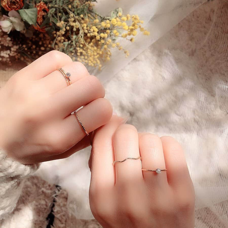 白岩まちこさんのインスタグラム写真 - (白岩まちこInstagram)「≫≫💍... 𝙽𝚎𝚠 𝚛𝚒𝚗𝚐  このお家、一定の時間になると すっごく光が入ってきてお気に入り☺️🌿 ㅤㅤㅤㅤㅤㅤㅤㅤㅤㅤㅤㅤㅤ ㅤㅤㅤㅤㅤㅤㅤㅤㅤㅤㅤㅤㅤ ㅤㅤㅤㅤㅤㅤㅤㅤㅤㅤㅤㅤㅤ いい光が入ってきたから、 誕生日の時にもらったお花と 最近お気に入りの５連のプチプラリングを 撮ってみた💍💕 ㅤㅤㅤㅤㅤㅤㅤㅤㅤㅤㅤㅤㅤ ㅤㅤㅤㅤㅤㅤㅤㅤㅤㅤㅤㅤㅤ ㅤㅤㅤㅤㅤㅤㅤㅤㅤㅤㅤㅤㅤ うん、いい感じ*.⋆( ˘̴͈́ ॢ꒵ॢ ˘̴͈̀ )⋆.* ㅤㅤㅤㅤㅤㅤㅤㅤㅤㅤㅤㅤㅤ ㅤㅤㅤㅤㅤㅤㅤㅤㅤㅤㅤㅤㅤ 今日はこれから野暮用でお出かけ🚶🏻‍♀️💫 ㅤㅤㅤㅤㅤㅤㅤㅤㅤㅤㅤㅤㅤ ㅤㅤㅤㅤㅤㅤㅤㅤㅤㅤㅤㅤㅤ ㅤㅤㅤㅤㅤㅤㅤㅤㅤㅤㅤㅤㅤ ㅤㅤㅤㅤㅤㅤㅤㅤㅤㅤㅤㅤㅤ ㅤㅤㅤㅤㅤㅤㅤㅤㅤㅤㅤㅤㅤ  #白岩まちこ#指輪#リング#💍#指輪💍 #指輪選び#指輪探し#指輪重ね付け#指 #アクセサリー#アクセ#ゴールドアクセ #accessory#ring#PR#ゴールド#ジュエリー #v0807#ルピス#ミモザ#ゴールドリング#ピンキーリング#ドライフラワー#リングコーデ @queen.lupis#５連リング#ファッションコーデ#手元コーデ#自然光#光と影#チュールカーテン」3月22日 12時03分 - machichas