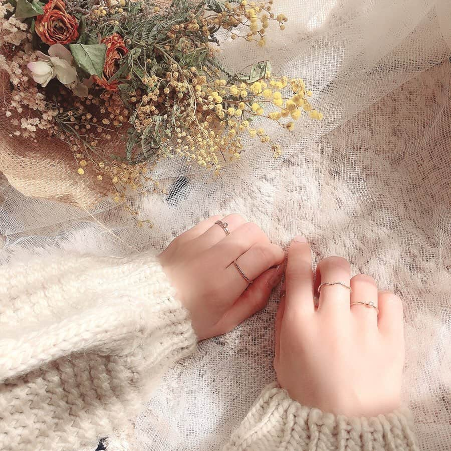 白岩まちこさんのインスタグラム写真 - (白岩まちこInstagram)「≫≫💍... 𝙽𝚎𝚠 𝚛𝚒𝚗𝚐  このお家、一定の時間になると すっごく光が入ってきてお気に入り☺️🌿 ㅤㅤㅤㅤㅤㅤㅤㅤㅤㅤㅤㅤㅤ ㅤㅤㅤㅤㅤㅤㅤㅤㅤㅤㅤㅤㅤ ㅤㅤㅤㅤㅤㅤㅤㅤㅤㅤㅤㅤㅤ いい光が入ってきたから、 誕生日の時にもらったお花と 最近お気に入りの５連のプチプラリングを 撮ってみた💍💕 ㅤㅤㅤㅤㅤㅤㅤㅤㅤㅤㅤㅤㅤ ㅤㅤㅤㅤㅤㅤㅤㅤㅤㅤㅤㅤㅤ ㅤㅤㅤㅤㅤㅤㅤㅤㅤㅤㅤㅤㅤ うん、いい感じ*.⋆( ˘̴͈́ ॢ꒵ॢ ˘̴͈̀ )⋆.* ㅤㅤㅤㅤㅤㅤㅤㅤㅤㅤㅤㅤㅤ ㅤㅤㅤㅤㅤㅤㅤㅤㅤㅤㅤㅤㅤ 今日はこれから野暮用でお出かけ🚶🏻‍♀️💫 ㅤㅤㅤㅤㅤㅤㅤㅤㅤㅤㅤㅤㅤ ㅤㅤㅤㅤㅤㅤㅤㅤㅤㅤㅤㅤㅤ ㅤㅤㅤㅤㅤㅤㅤㅤㅤㅤㅤㅤㅤ ㅤㅤㅤㅤㅤㅤㅤㅤㅤㅤㅤㅤㅤ ㅤㅤㅤㅤㅤㅤㅤㅤㅤㅤㅤㅤㅤ  #白岩まちこ#指輪#リング#💍#指輪💍 #指輪選び#指輪探し#指輪重ね付け#指 #アクセサリー#アクセ#ゴールドアクセ #accessory#ring#PR#ゴールド#ジュエリー #v0807#ルピス#ミモザ#ゴールドリング#ピンキーリング#ドライフラワー#リングコーデ @queen.lupis#５連リング#ファッションコーデ#手元コーデ#自然光#光と影#チュールカーテン」3月22日 12時03分 - machichas