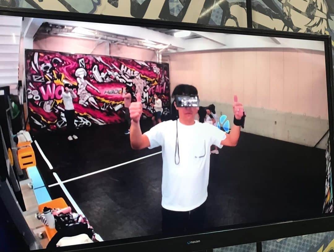 水内猛さんのインスタグラム写真 - (水内猛Instagram)「先日、VRで子ども達と遊んできました😆雪合戦のイメージかな、投げる前に腕を上げて、エネルギーをチャージして投げる！翌日から筋肉痛です😅でも、めちゃくちゃ楽しかった👍 #VR #HADO #雪合戦 #的な」3月22日 12時16分 - takeshimizuuchi