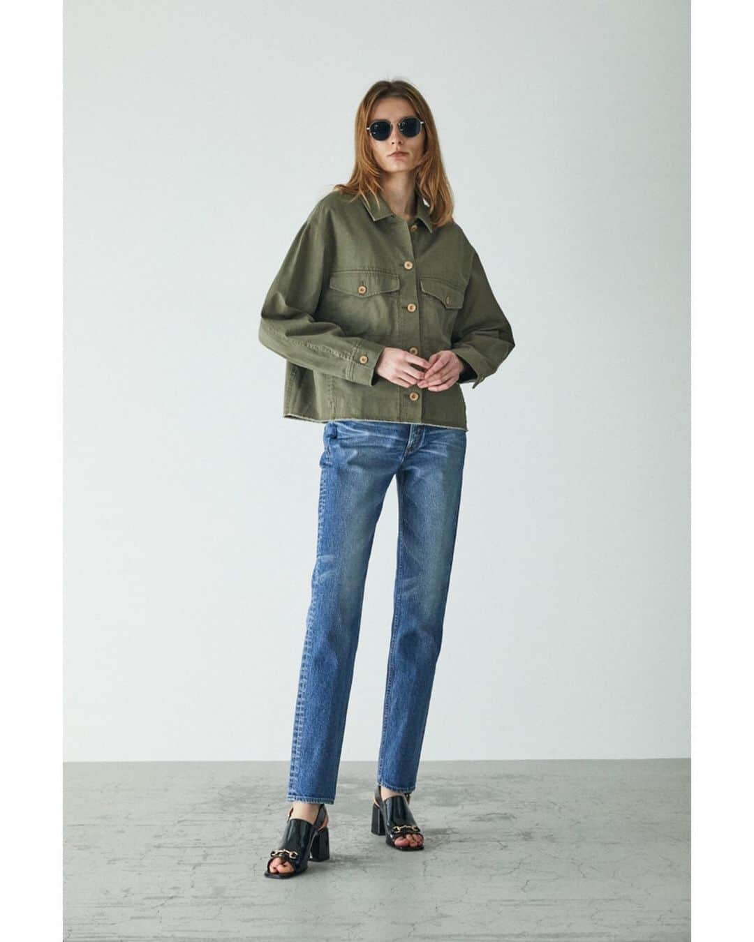 のインスタグラム：「MOUSSY 2020 March LOOK BOOK ㅤㅤㅤㅤㅤㅤㅤㅤㅤㅤㅤㅤㅤ ・PLAIN JEANS STRAIGHT SLIM(010DSA12-8020) ・RETRO TEADROP EYEWEAR(010DSH53-1810) 全国のMOUSSY店舗・SHEL'TTER WEB STOREにて発売中。 ㅤㅤㅤㅤㅤㅤㅤㅤㅤㅤㅤㅤㅤ ・COTTON MILITARY SHIRT(010DSH30-2340) ・HORSE BIT BACK STRAP SANDALS(010DSB52-0740) SHEL'TTER WEB STOREにて先行予約販売中。 また、全国のMOUSSY店舗では3月下旬〜4月上旬頃発売予定。 ㅤㅤㅤㅤㅤㅤㅤㅤㅤㅤㅤㅤㅤ #MOUSSY #MOUSSYJEANS #MOUSSYPLAINJEANS ※配送状況により店舗発売日が変更、また、SHEL'TTER WEB STOREにて予約販売を行っていた商品につきまして予定通りにお届けできない場合がございます。 予めご了承くださいませ。」