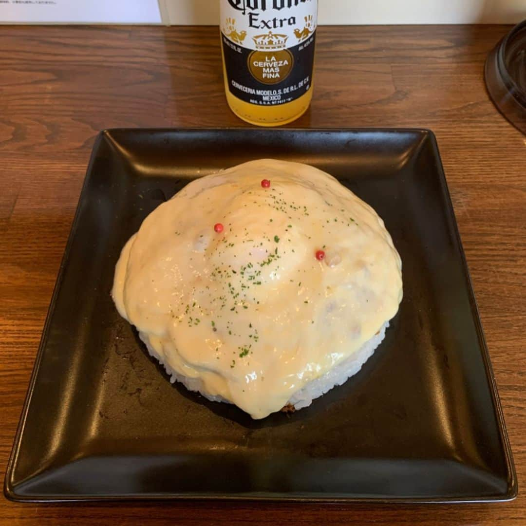 くろさんのインスタグラム写真 - (くろInstagram)「パンケーキじゃないよw チーズキーマカレー🧀🍛1,100円 11:30オープンなのに11:20には既にオープン😅 で、みんな食べログ見て11:30目指して来てるけど11:30には満席w 食べ終わったら行列してましたw 人気No.1のチーズは食べにくいのでオススメしません🙅‍♂️単なる映えメニューですwww←それに引っかかる人🙋‍♂️ #みのりんご #チーズキーマカレー #映えメニュー #キーマカレー #コロナビール #コロナにライムが無いなんて #食べログ百名店」3月22日 12時20分 - m6bmw