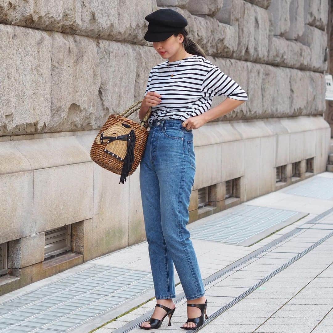 のインスタグラム：「皆さま長らくお待たせ致しました  @ozoc_c4 さんとのコラボアイテムです👖  股の深さ、ライン、生地全てにこだわりました。 履いてもらうと納得して頂けると思います。  ハイウエストデニム Blue、Black ¥15000 サイズS.M.L . 少しゆったりとした7分袖のボーダートップス。 形にこだりました♥️ . . ボーダートップス Black、Red ¥6990  私はMを履いています  コラボ商品は　@ozoc_c4 こちらのサイトからご購入できます。  4/20(mon) １７時発売開始です！！ . #ozocc4 #コラボ#ハイウエストデニム#デニム#ブラックデニム」