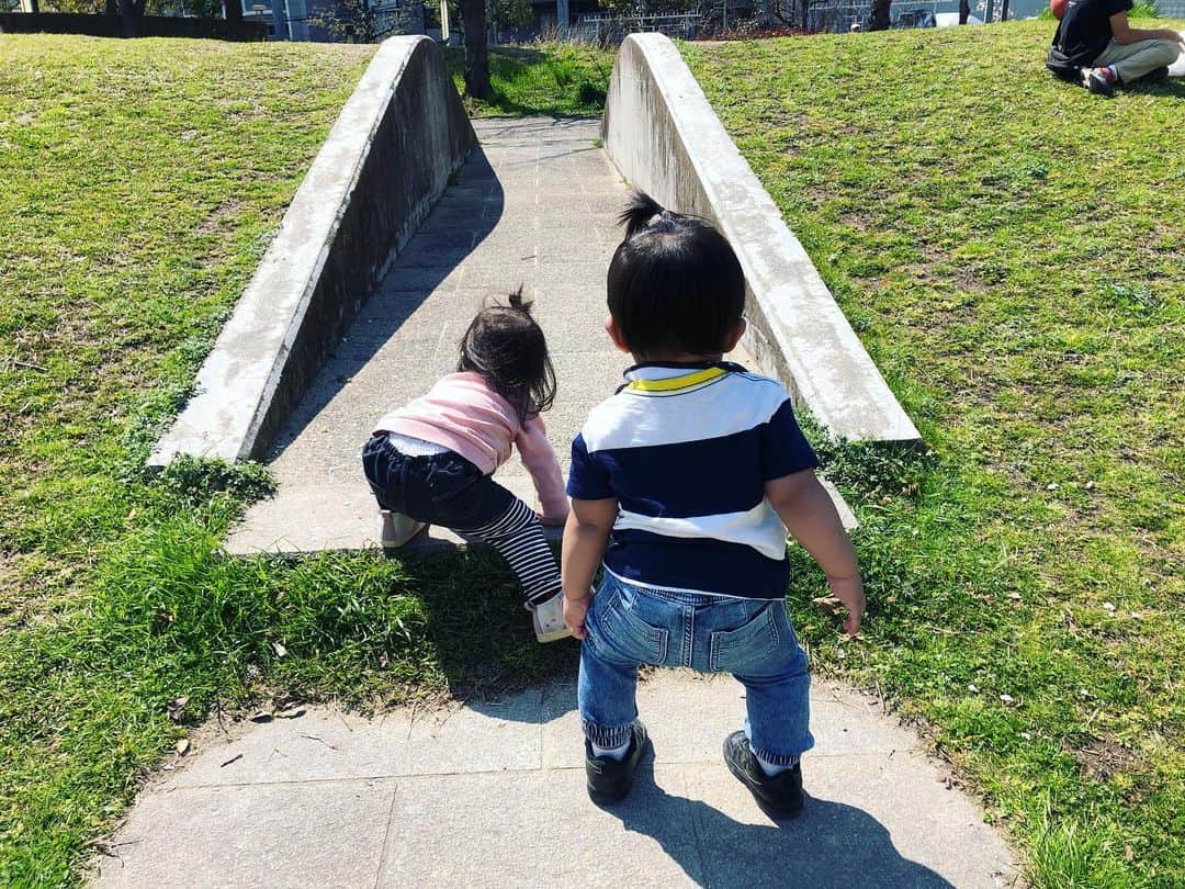 丸高愛実さんのインスタグラム写真 - (丸高愛実Instagram)「先日、天気が最高だったので公園でピクニック🍱🍙❤️ KJ👦と仲良く遊んでました👧❤️ #☀️ #ピクニック」3月22日 12時21分 - marutakamanami