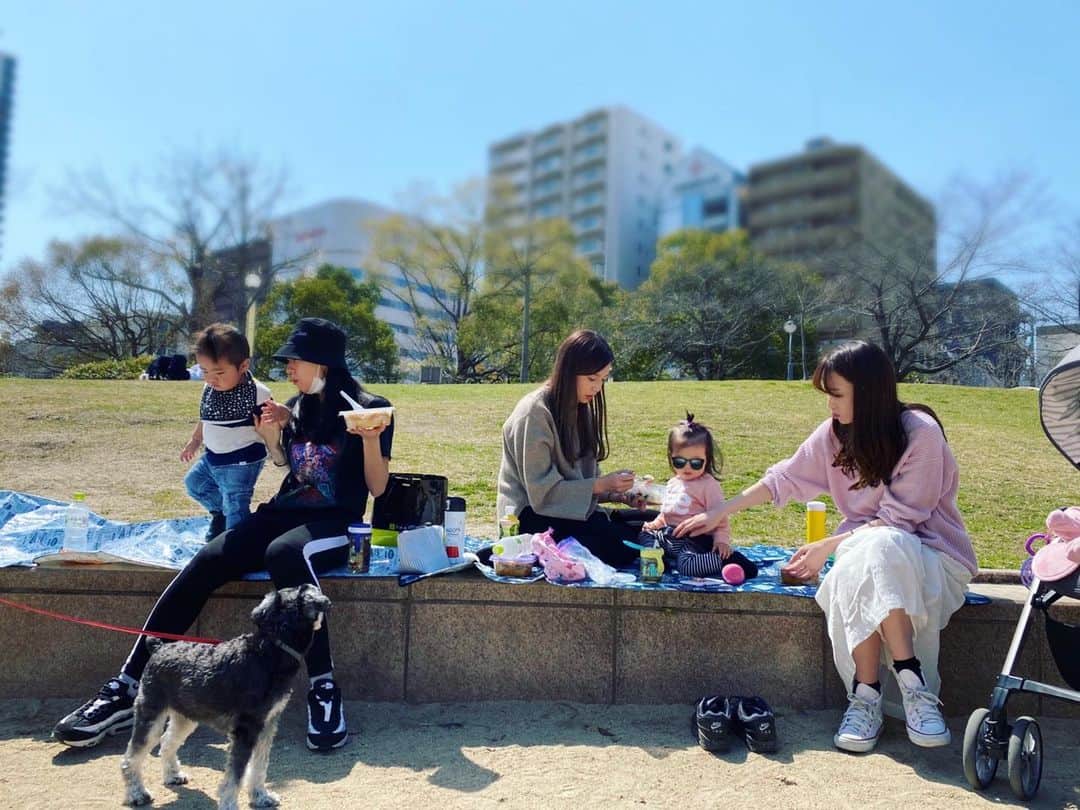 丸高愛実さんのインスタグラム写真 - (丸高愛実Instagram)「先日、天気が最高だったので公園でピクニック🍱🍙❤️ KJ👦と仲良く遊んでました👧❤️ #☀️ #ピクニック」3月22日 12時21分 - marutakamanami