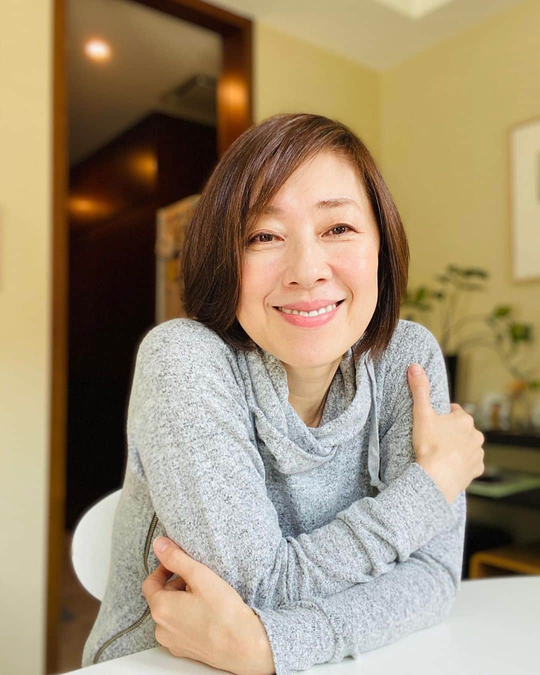 小西美穂のインスタグラム：「みなさまー。こんにちは！﻿ よい天気で気持ちいいですね。﻿ ﻿ コロナで感染広がるなか﻿ 心落ち着かない三連休。﻿ ﻿ わたしも自宅にこもりがちの日々ですが﻿ 窓辺にテーブルを置いて、太陽の光を浴びて﻿ 静かにパソコンに向かっている時間も﻿ きらいじゃないです🌿﻿ ﻿ 小さなことでも、﻿ やるべきことを書き出して﻿✍️ ひとつひとつ終わらせていくだけで、﻿ 達成感が安心材料になってくれます。﻿ ﻿ あすからまた一週間。﻿ みなさんが正しい情報を得られるように﻿ わたしもニュース報道、﻿ 精一杯がんばります！﻿ ﻿ #大学院生活 #社会人大学院生 #早稲田大学 #自宅での過ごし方 #新学期の授業開始が延期になりました #研究進みません #読書と原稿書き #自宅学習 #生活リズム」
