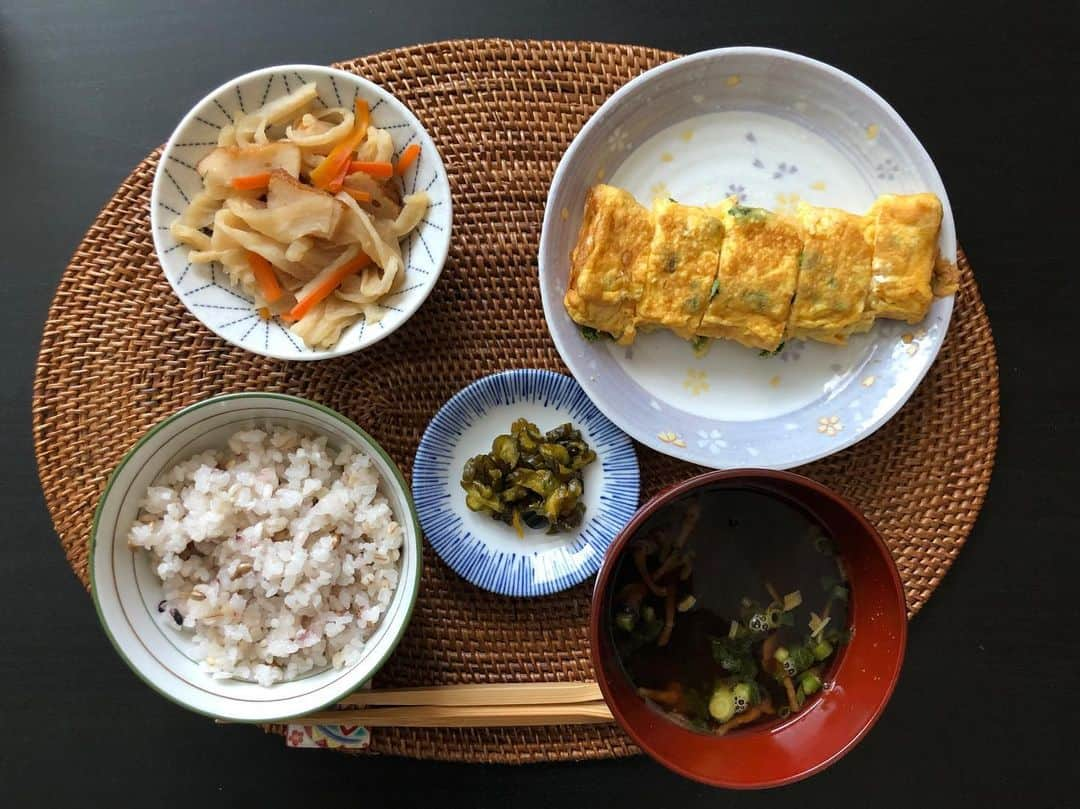 加藤あやのさんのインスタグラム写真 - (加藤あやのInstagram)「#加藤家の食卓  #雑穀ご飯 #卵焼き #切り干し大根の煮物  #なめことわかめの味噌汁  #きゅうり漬け  彩りあんまり良くありませんがw 卵焼きに入っているのはネギです✨」3月22日 12時36分 - ayano_kato929