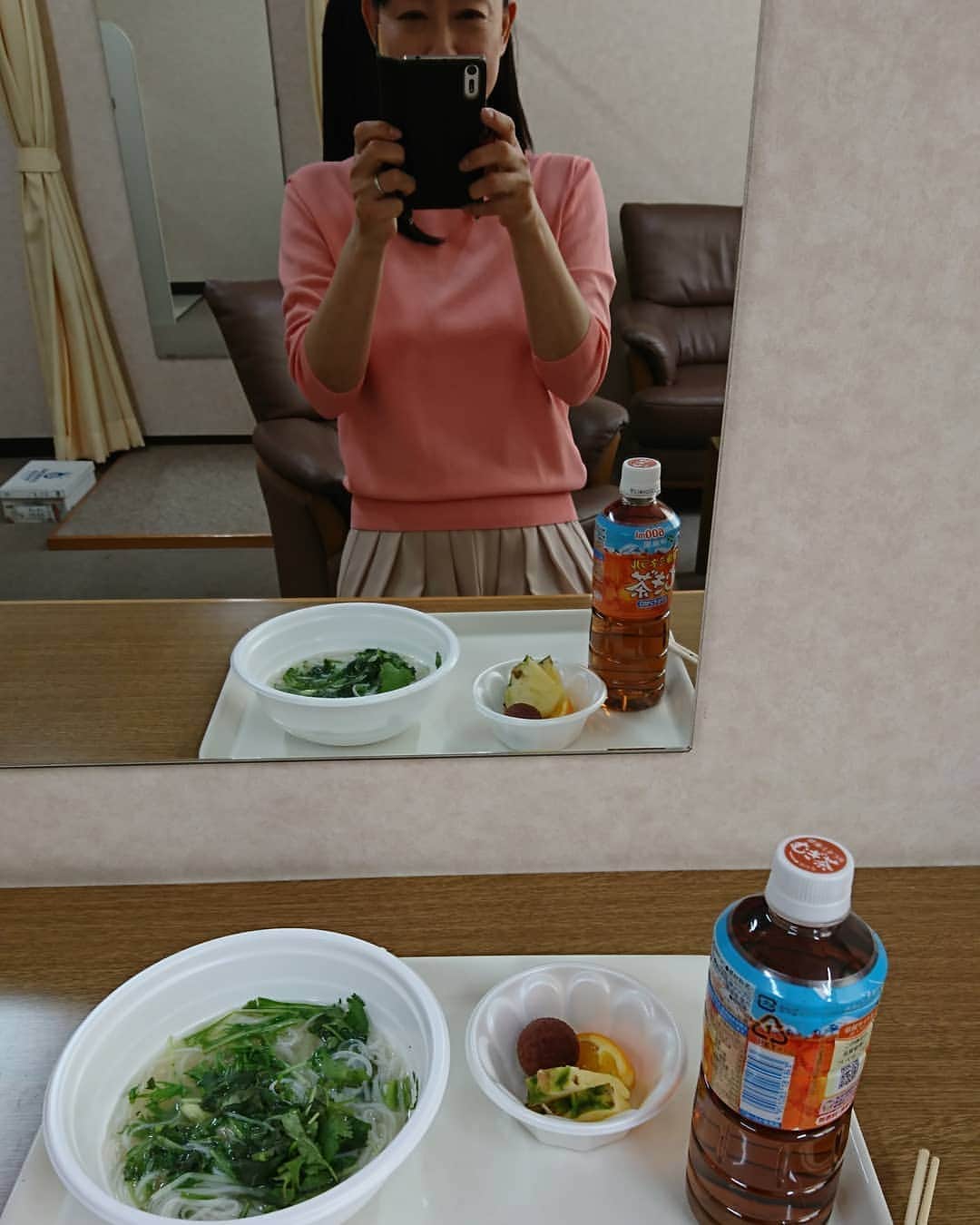 床嶋佳子さんのインスタグラム写真 - (床嶋佳子Instagram)「こんにちは‼️ 今日の撮影のお昼は水菜とパクチー入りタイ風そばです‼️😋🎶」3月22日 12時50分 - yoshiko.tokoshima