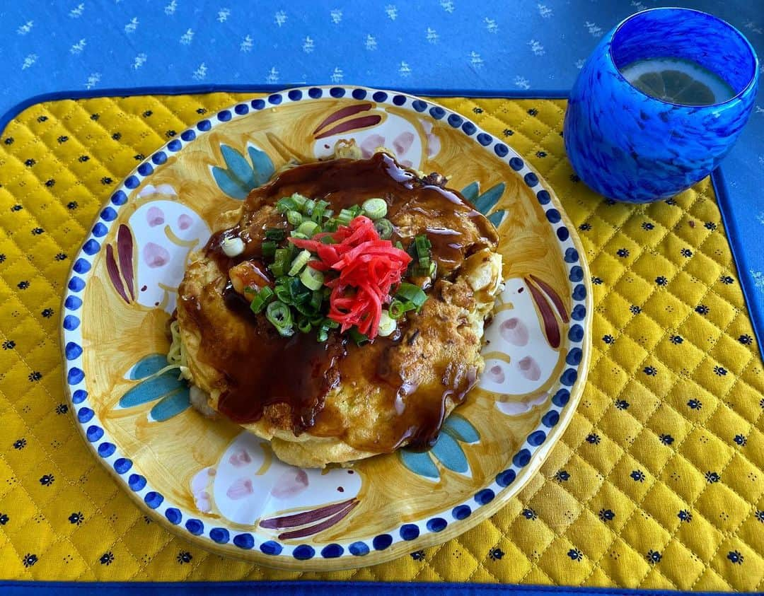 和央ようかさんのインスタグラム写真 - (和央ようかInstagram)「Times like this make us cook soul food 😊 Voila 😊 Okonomiyaki (Japanese pancake )  こんなご時世だから、自分でソウルフード作ってみた😊関西人のお好み焼き😊(実はモダン焼きだけど😘) 美味しい😍😍😍👍 #takakonystylin🍎 #nylife #lifestyle #nyc🍎#okonomiyaki #modernyaki #mysoulfood #関西人　#お好み焼き　#モダン焼き #yokawao #和央ようか」3月22日 12時49分 - yokawao0215