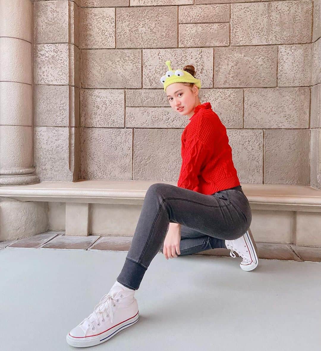 ベネット・マヤのインスタグラム：「Minnie Mouse wishes she had these legs! 💁🏽‍♀️✨ #disneyland #corona #gymnastics #tokyodisneyland #tilt #oversplits」
