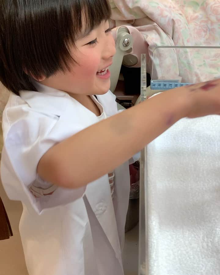 青木康平のインスタグラム：「昨日無事に長男が生まれました！  前の日の夜から音錬が耳が痛いと言うので、朝めーひーを産婦人科におろし、音錬を病院に連れて行き、診察が終わってからめーひーがいる産婦人科に向かいました。  駐車場について昼ごはん食べていなかったので、音錬と買い物して産婦人科に行きました。  めーひーの部屋に行くと誰もいない、、、 まさか！  ナースのインターフォンを押すと、「おめでとうございます！さっき産まれました！」 「えーえー！！！」 本当に数分前だったようで、買い物行かなきゃ良かったと心底思いました、、、 赤ちゃんと面会まで少し時間があるので、めーひーの部屋で待っていましたが、音錬が喜ぶ喜ぶ！  部屋でずっと「やったー！赤ちゃん産まれたー！」と踊っていました！  今日も午前中に音錬と会いに行きましたが、音錬はずっとだっこしてました！笑笑  いいお姉ちゃんになりそうです！笑  こんなストーリーがありましたが、めーひーが良く頑張ってくれました！  母子ともに健康です！  本当に感謝です！  ちなみに、名前は「青木 咲橙(さくと)」です！  昨日はすごく天気が良くて、これから春が来る予感を、桜が咲く予感がした日。  咲橙に関わる人達の笑顔を咲かせる人になってもらいたいです。  これからも青木家をよろしくお願いします🙇 青木康平 　有希子 　音錬 　咲橙」