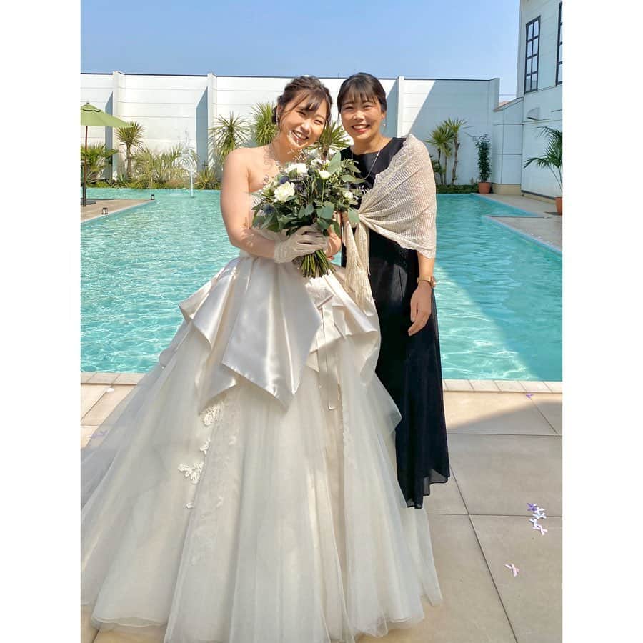 のインスタグラム：「ず〜っと双子と言われてきた片割れの結婚式。今日は世界1綺麗な花嫁さんでした。 この笑顔にたっくさん詰まってる😊隼斗さんと岡らしい温かい雰囲気の結婚式でした！！ - 友人代表スピーチも任せてくれてありがとう💗 #wedding #結婚式 #友人代表スピーチ  #逆にここしか見せられない #照れ臭い以外の何者でもない #隼斗さんこれからも双子共々頼みます」