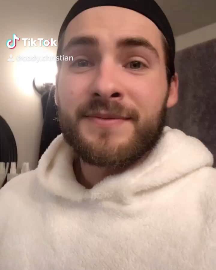 コディ・クリスチャンのインスタグラム：「Lol I made a tik tok. Save me. I’m bored. OH. and I finally shaved」