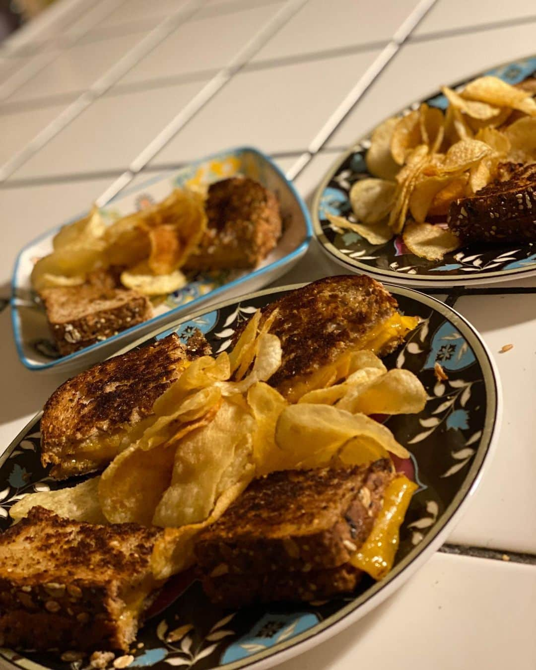 ジョディ・スウィーティンさんのインスタグラム写真 - (ジョディ・スウィーティンInstagram)「This evenings quarantine cuisine was pure comfort food: grilled cheese and potato chips! Was it melty and salty and delicious?! Absolutely. I was actually impressed with my perfect balance of crispy and melty. Now, back to watching #Tigerking on Netflix. Holy shitballs, I’m not even through the first episode and my jaw hasn’t left the floor. Keep staying #saferathome and washing your hands!  #comfortfood #justkeepswimming #sixfeetapart #gohomeandstayput」3月22日 13時14分 - jodiesweetin