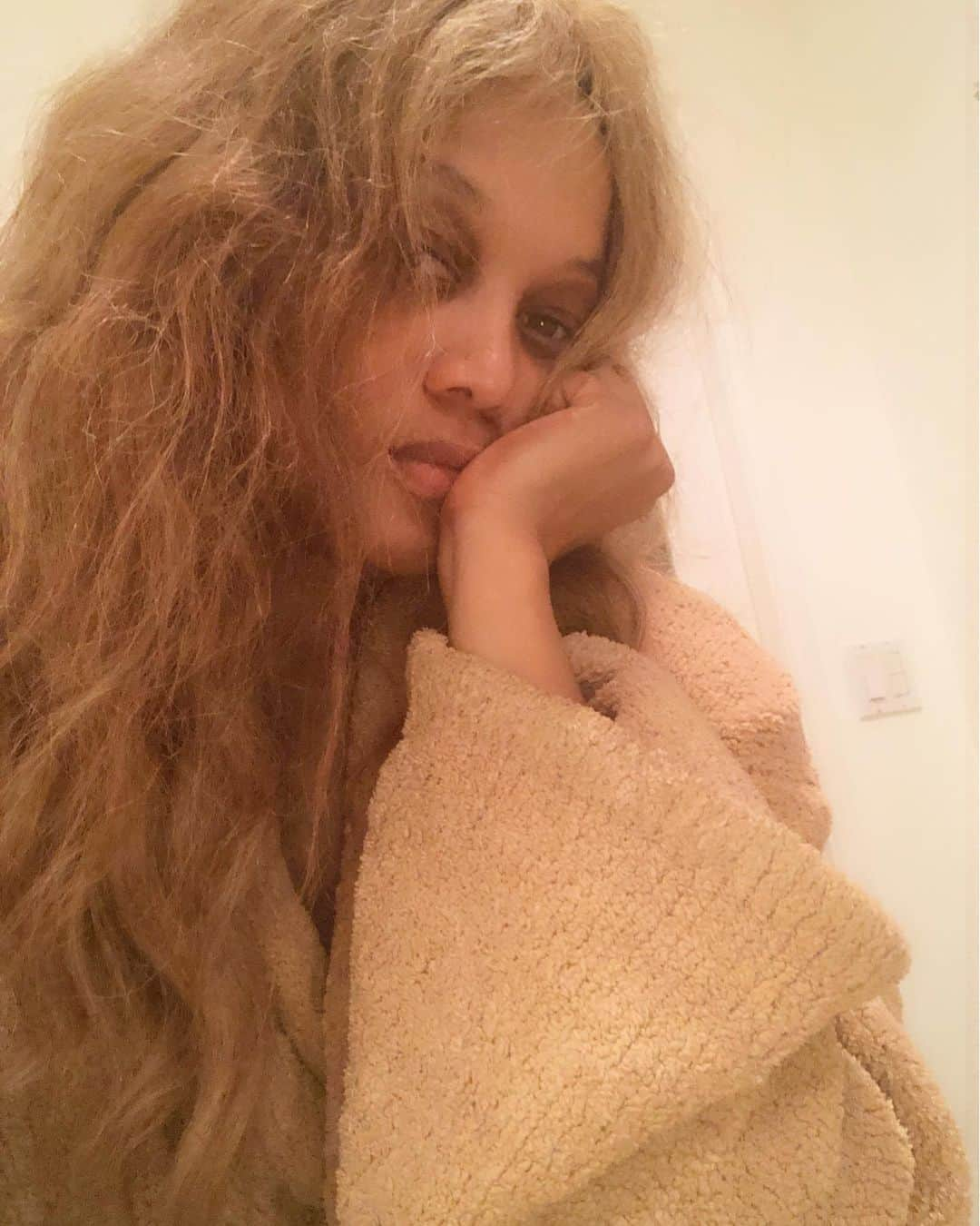 タイラ・バンクスさんのインスタグラム写真 - (タイラ・バンクスInstagram)「Sending goodnight hugs to you in the robe I have had on all day. Like if you’ve had on pajamas all day.」3月22日 13時15分 - tyrabanks