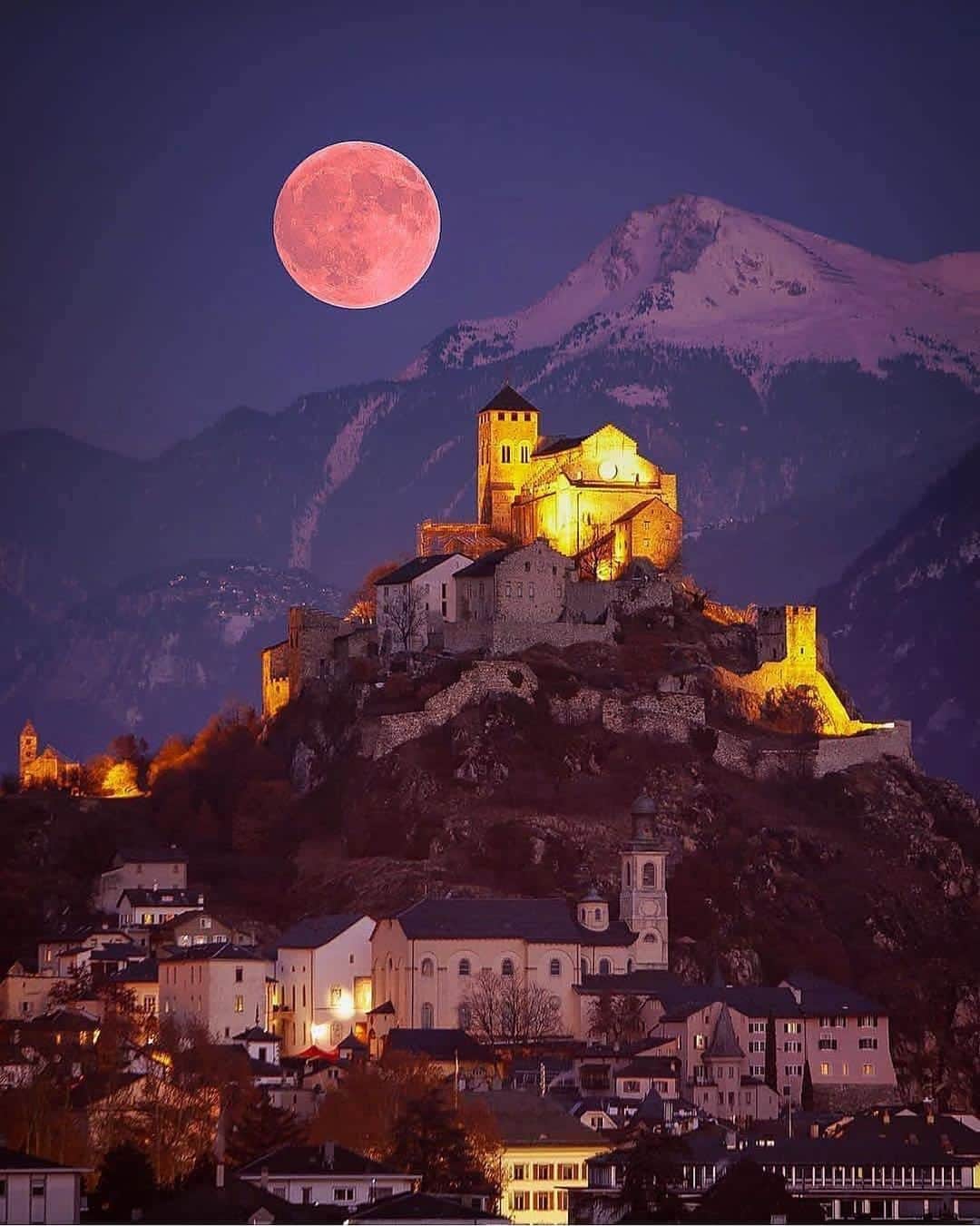 Earth Picsさんのインスタグラム写真 - (Earth PicsInstagram)「Full moon above a mountain town in Switzerland 🌕 by @sennarelax」3月22日 13時15分 - earthpix
