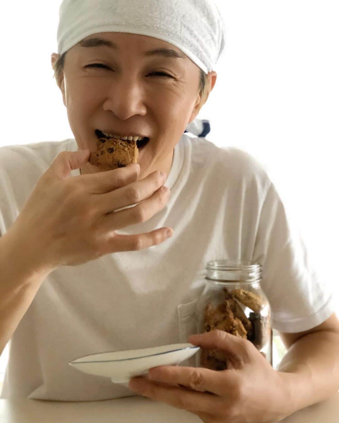 アキ（荒木良明）さんのインスタグラム写真 - (アキ（荒木良明）Instagram)「野生の男兄弟ではありえない小五娘作チョコチップクッキーをいただく。  #チョコチップクッキー #おいしいぃよぉー #新喜劇アキ #水玉れっぷう隊アキ」3月22日 13時25分 - mizutamareppuaki