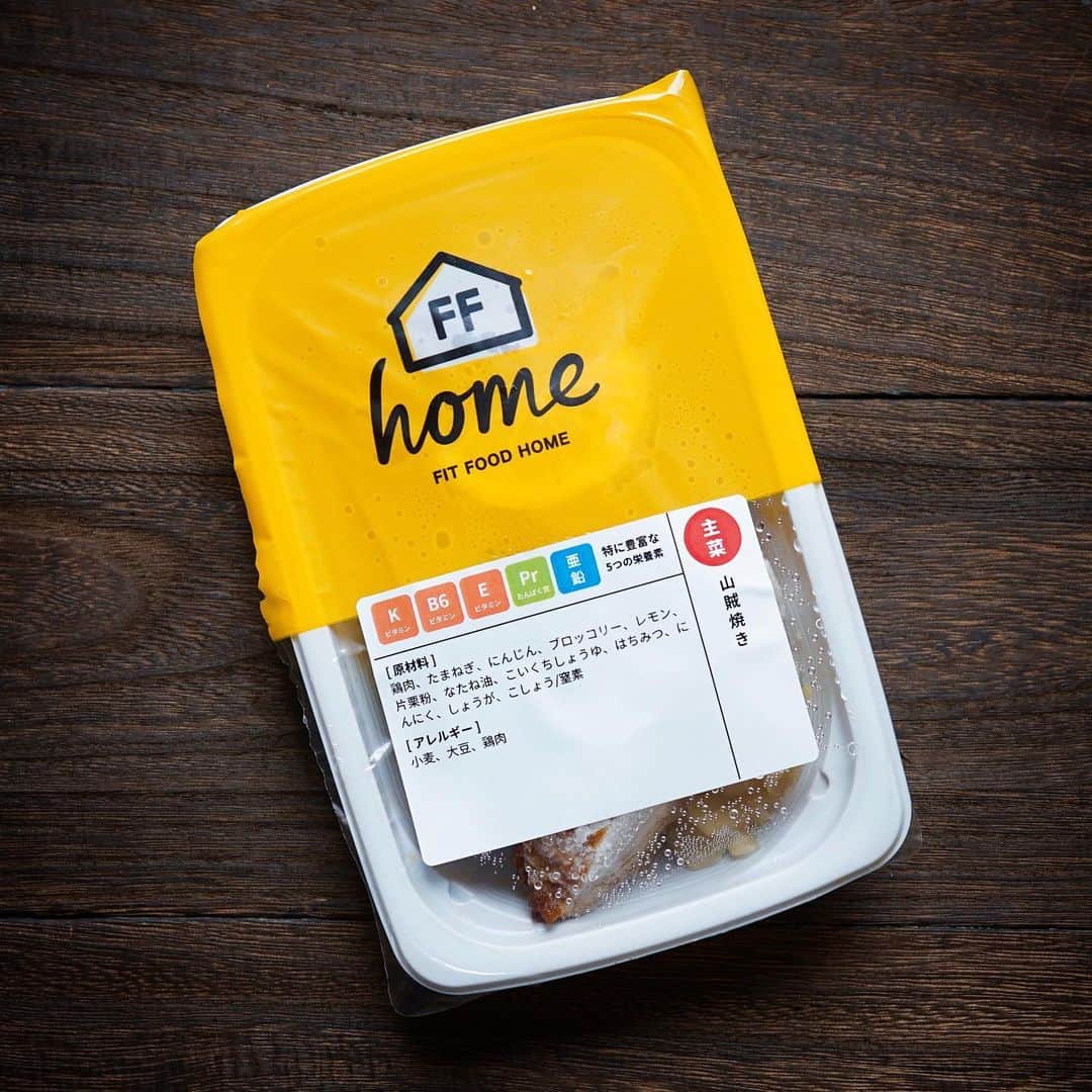 hirokoさんのインスタグラム写真 - (hirokoInstagram)「2020.3.22（日）﻿ ✽.｡.:*・ﾟ #hiroponのおうちごはん﻿  #hiroponのワンプレートごはん ﻿ @fitfood_home #フィットフードホーム さんの﻿ 手作り主菜で簡単昼ごはん﻿ #しっかり食べるダイエットごはん﻿ 鶏肉でタンパク質もしっかり摂取できます﻿ ﻿ menu📝﻿ ▪︎ 山賊焼き（人参･ブロッコリー付き）﻿ ▪︎ 玄米雑穀ごはん（100g）﻿ ▪︎ だしカップ（しょうが）﻿ ▪︎ 紫キャベツのラペ﻿ ▪︎ グリーンサラダ﻿ ﻿ 『山賊焼き』のみ﻿ － 304kcal －﻿ ● タンパク質 28.5g﻿ ● 脂質 13.2g﻿ ● 炭水化物  17.8g﻿ ● 糖質 15.8g ﻿ ☝栄養成分もしっかりチェックできるからダイエット中でも安心﻿ ﻿ 「FIT FOOD HOME」は﻿ 冷凍で届く冷凍惣菜（主菜）なので﻿ #ひとりごはん の時にすごく助かってます﻿ ひとり暮らしのお子様に送ってあげると喜びますよ﻿ ﻿ ★Instagram限定10％OFFクーポン発行中です★﻿ ✔︎ クーポンコード：Evm2qy0J﻿ ✔︎ 有効期限： 2020/4/30まで﻿ ✔︎ 購入条件： 3,000円以上購入﻿ ✔︎ 使用可能数：お一人様1回限り﻿ ﻿ お試しセットもあるのでこの機会にぜひ！﻿ 早速チェックしてみてね👉🏻 @fitfood_home﻿ ﻿ ﻿ いつもの @dashi_gura #だし蔵 さんの﻿ お湯を注ぐだけ#dashicup﻿ 今日は「しょうが」で〜す﻿ お湯を注ぐだけの手軽さ！﻿ オマケに美味しいから毎度いただいてます😋﻿ ﻿ 「#だしカップ 」﻿ 👉🏻 @dashi_gura をチェック﻿ ﻿ ﻿ ﻿ .........The end 🍽﻿ #PFC #だし蔵アンバサダー #tavenal #FFH健康冷凍惣菜 #FFH健康おうちごはん #お惣菜 #安心安全 #安心安全食材 #インスタフード #おうちごはん通信 #おうちごはんLover #くらしメイド #フーディーテーブル #マカロニメイト #デリミア #デリスタグラマー #バランスの良い食事 #てづくりごはん365 #snapdish #macaroni #locari_kitchen #lin_stagrammer ・」3月22日 13時19分 - hiropon0201