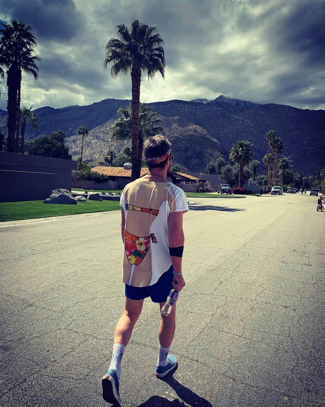 スティーヴン・アメルさんのインスタグラム写真 - (スティーヴン・アメルInstagram)「Here’s me supervising my kid biking. Look close. I’m also not changing my outfit for a couple of weeks.」3月22日 13時21分 - stephenamell