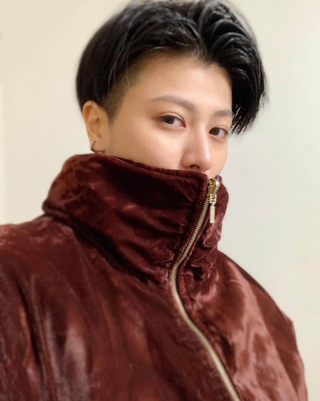 春川芽生のインスタグラム：「横のチョリチョリ🍗 野球部の水泳キャップと、小銭出すとこ(キャッシュトレイ)を思い出す。笑 . . #ショートカット#ショートヘア#刈り上げ#ベリーショート#ツーブロック#ツーブロック女子#黒髪ショート#ピクシーカット#中性#ジェンダーレス#ジェンダーレス女子##hair#instalike#instagood#genderless」