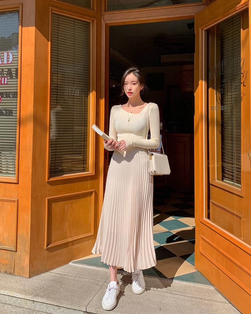 Chuuのインスタグラム：「걸을때마다 살랑살랑 흔들리는 밑단이 너무 예쁜 스커트✨허리 뒷부분 밴딩타입이랑 지인짜 편해용💕」
