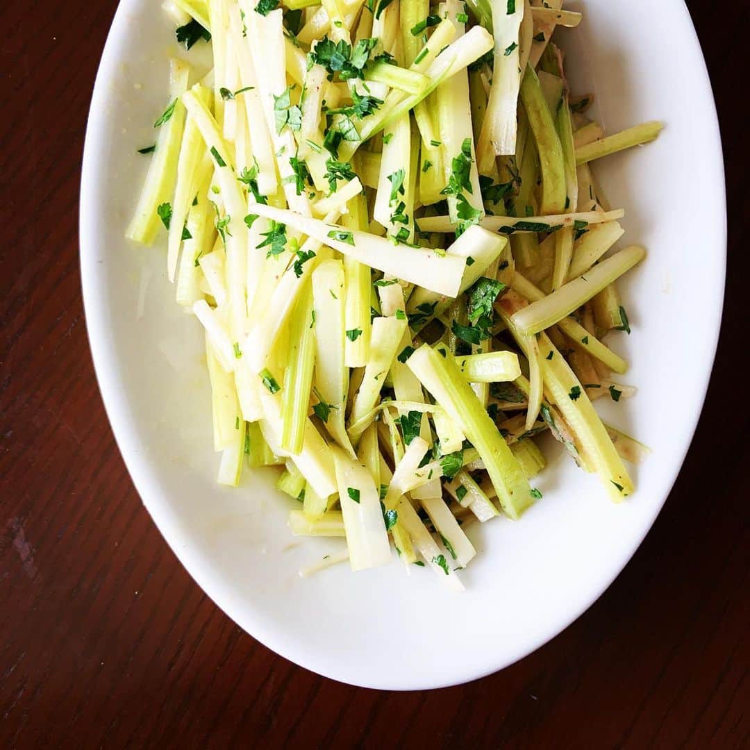 志摩有子さんのインスタグラム写真 - (志摩有子Instagram)「サラダはセロリ。プンタレッラのようにレモン汁とアンチョビ、オリーブオイルで和えるといいとオルランドで食べて知って、真似っこ。苦味がない分、男子にも好評。セロリ、切り方によって表情がかわりますね。小串シェフ　@oguland2014 さすがです‼︎ #セロリ　#セロリサラダ #レモンとアンチョビ #最強説」3月22日 13時51分 - ariko418