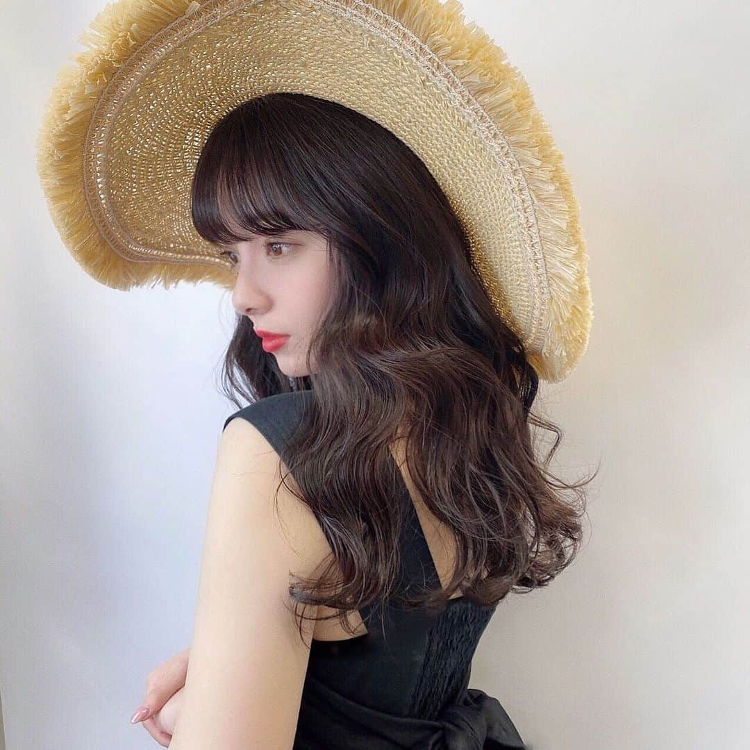 横山紗弓さんのインスタグラム写真 - (横山紗弓Instagram)「ㅤㅤ 春越えて夏先取りしてきた👒 自然な暗髪に染めてもらったよ 髪色もお化粧も、最近のテーマは"透明感" #福岡美容室 #今泉美容室 #福岡サロン #elin #暗髪 #巻き髪 #ヘアアレンジ #爪がかわいい」3月22日 13時48分 - 1129sym